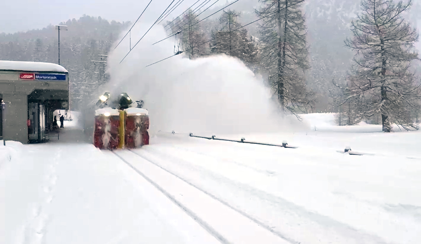 Schneerumung am Haltepunkt der RhB Bernina Linie Morteratsch. Tolle Sequenzen bei 30 cm Neuschnee. 