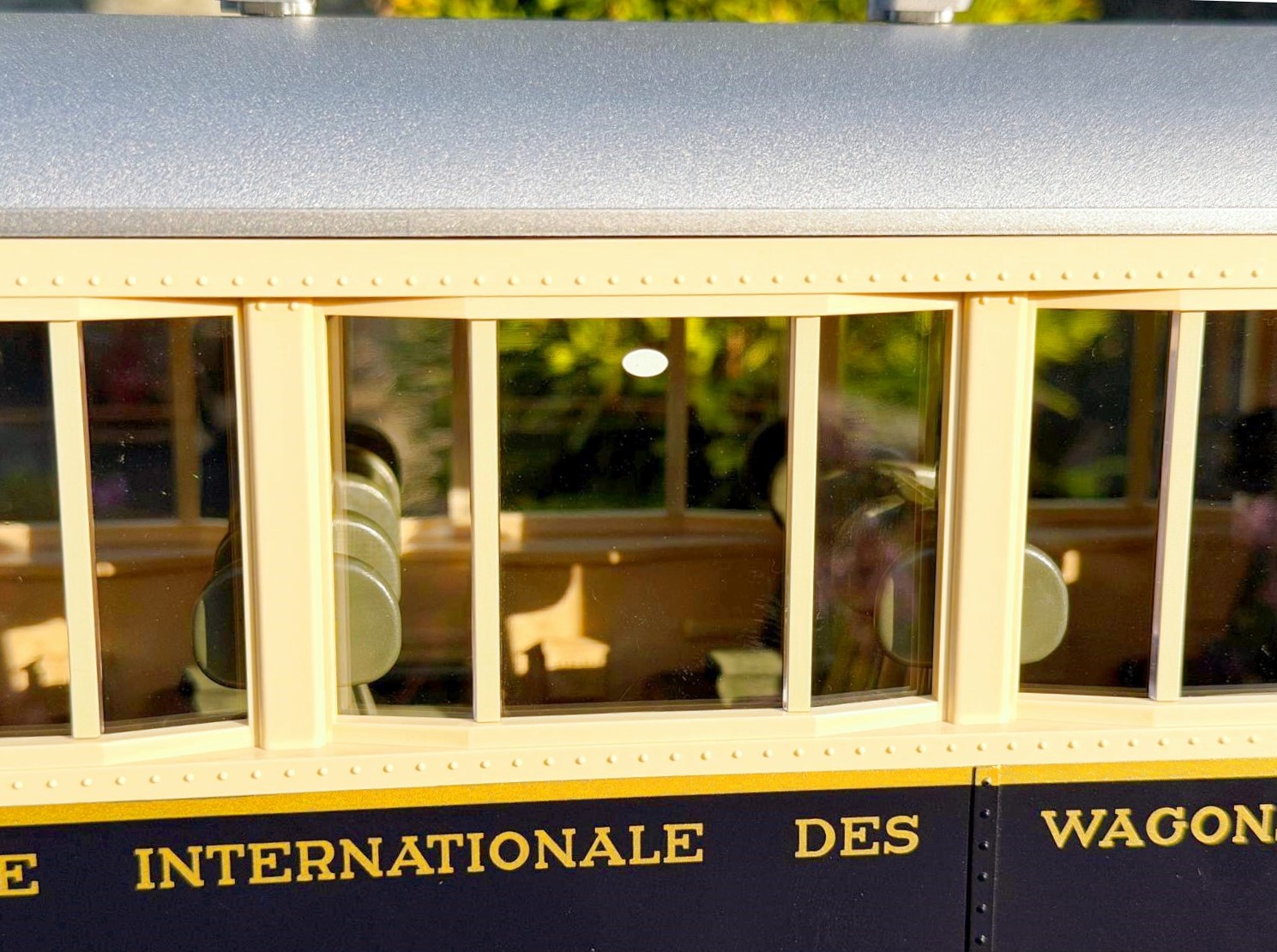 Schrift und goldene Zierlinie sind an den Personenwagen perfekt gedruckt. Der Blick durch das glasklare Fenster lasst die silbernen Sitze sehr gut erkennen. Wie im Original sind die beiden kleineren Seitenfenster schr�g angebracht. Der wei�e Punkt auf dem Mittelfenster stilisiert den Handknauf zum �ffnen dieses Fensters.
