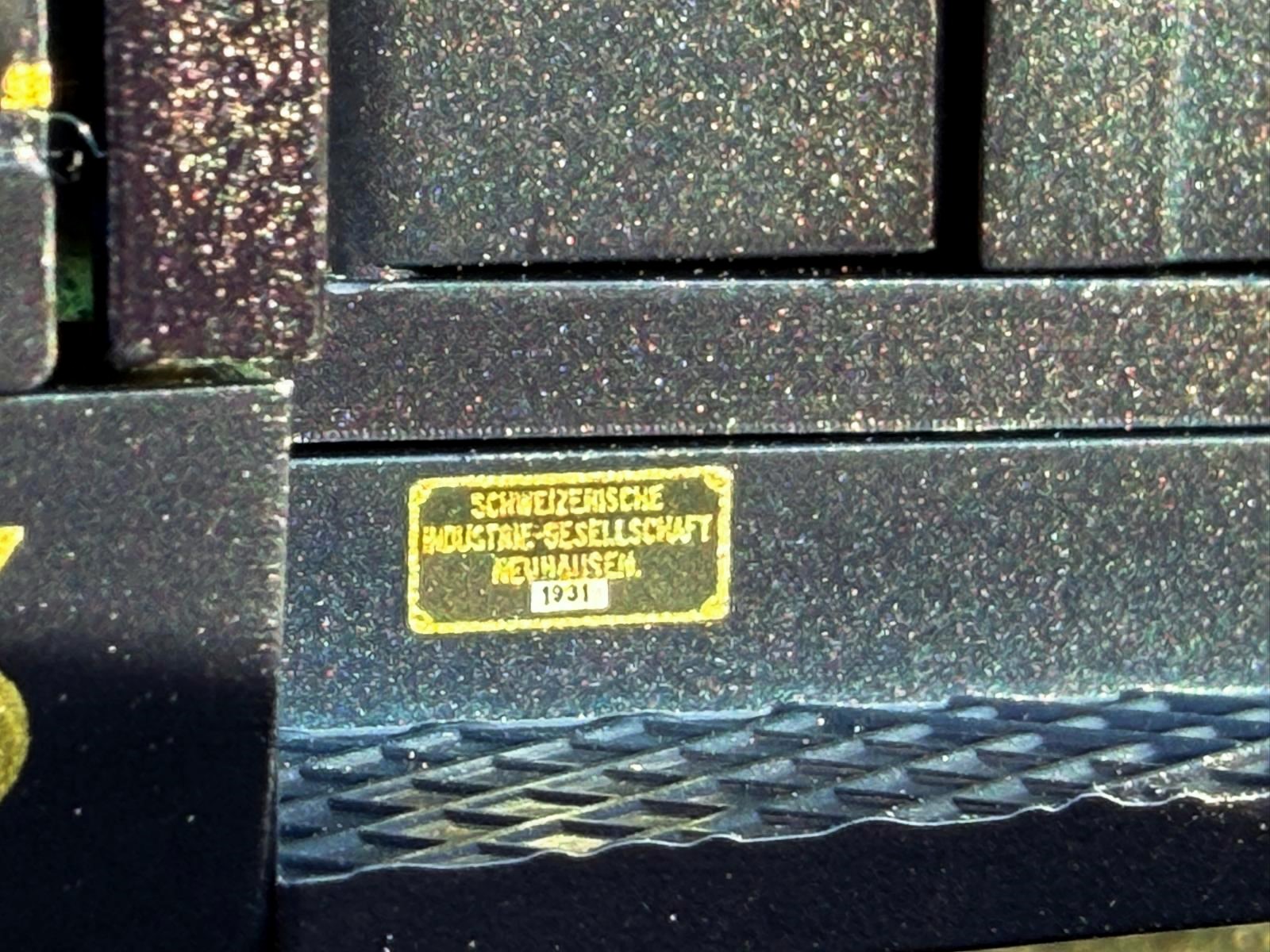 Das Herstellerschild der Personenwagen "Schweizerische Industrie-Gesellschaft Neuhausen" gibt auch das Baujahr - 1931 - preis. Gut zu erkennen sind auch die geriffelten Trittstufen zum Einstieg in den "Golden Montain Pullman Express" Personenwagen. 