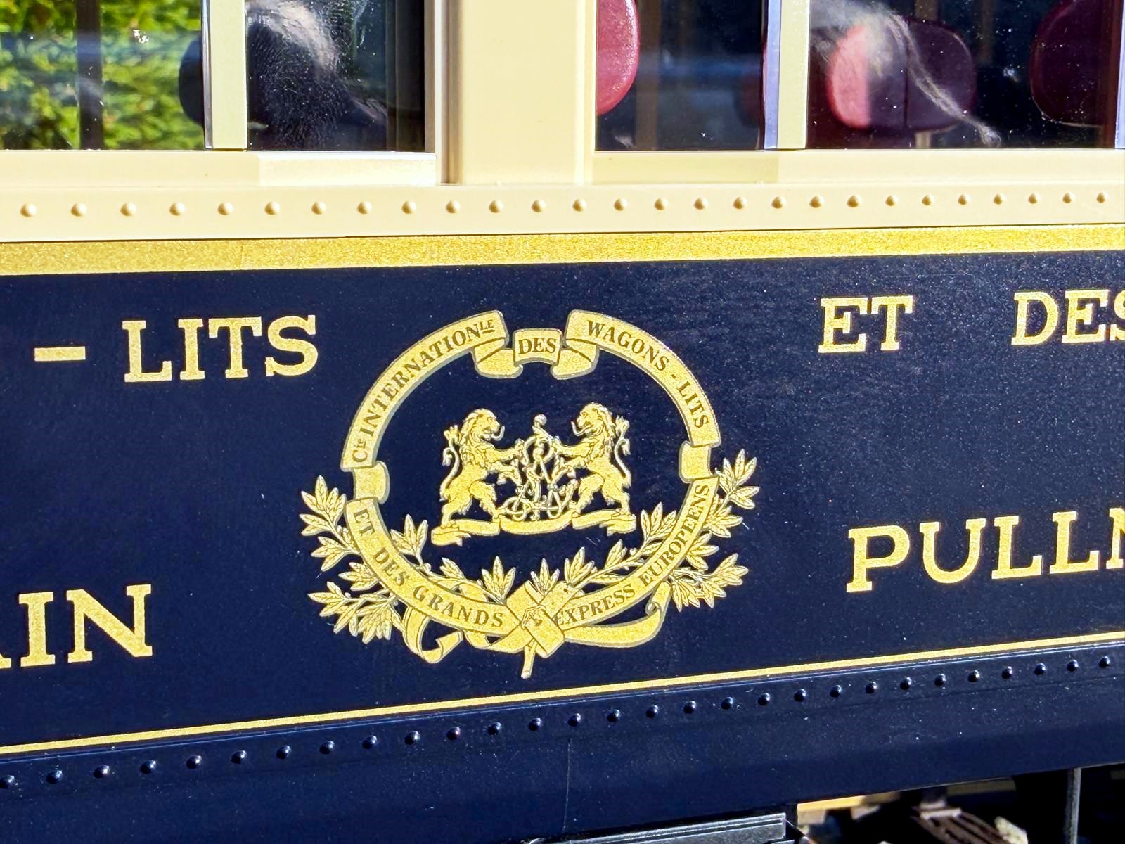 Auch im Wappen der Golden Mountain Pullman Express Personenwagen ist die Schrift perfekt zu lesen. 