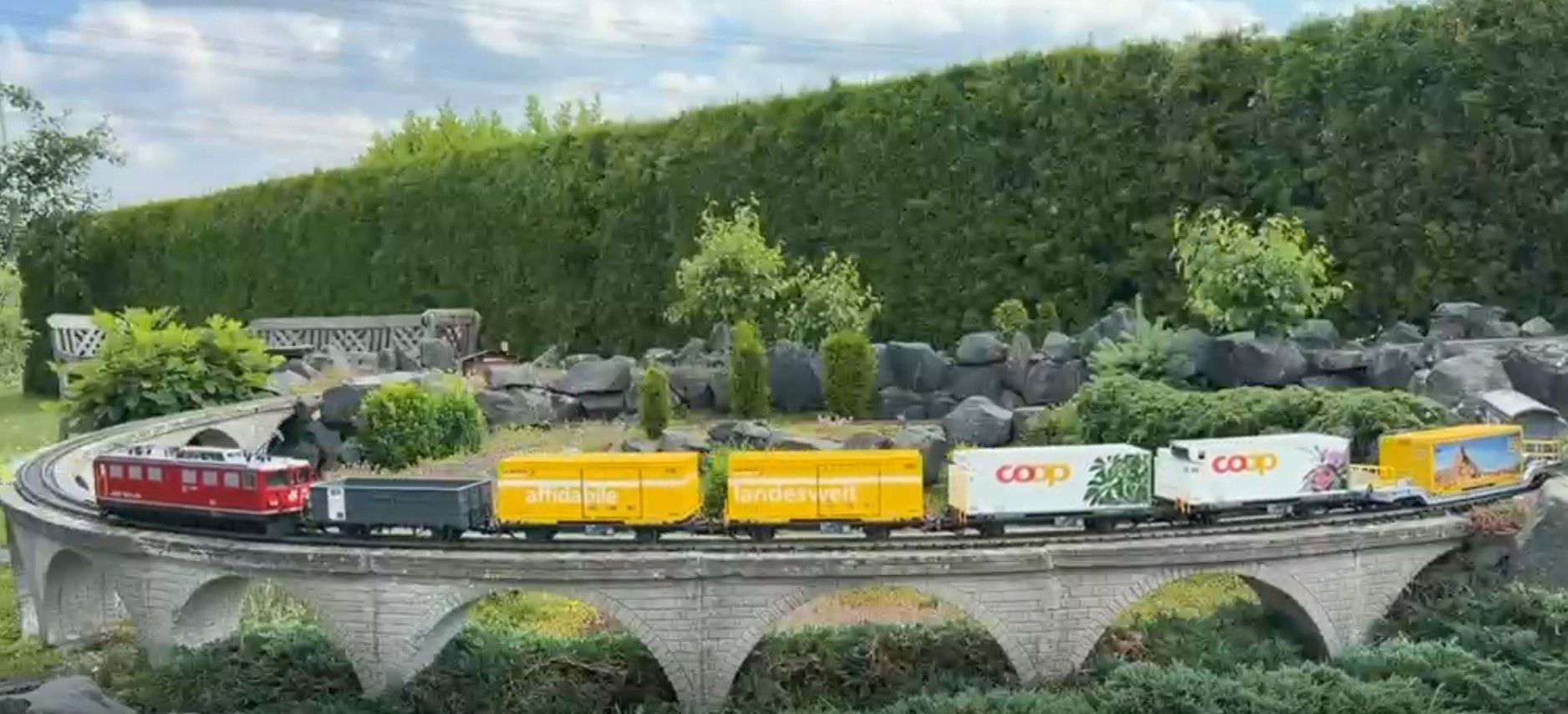 Film von Hendrik �ber die ausgelieferten Postcontainer (LGB Art. Nr. 45886) der LGB Sommerneuheit 2026 und weiteren RhB Neuheiten. 