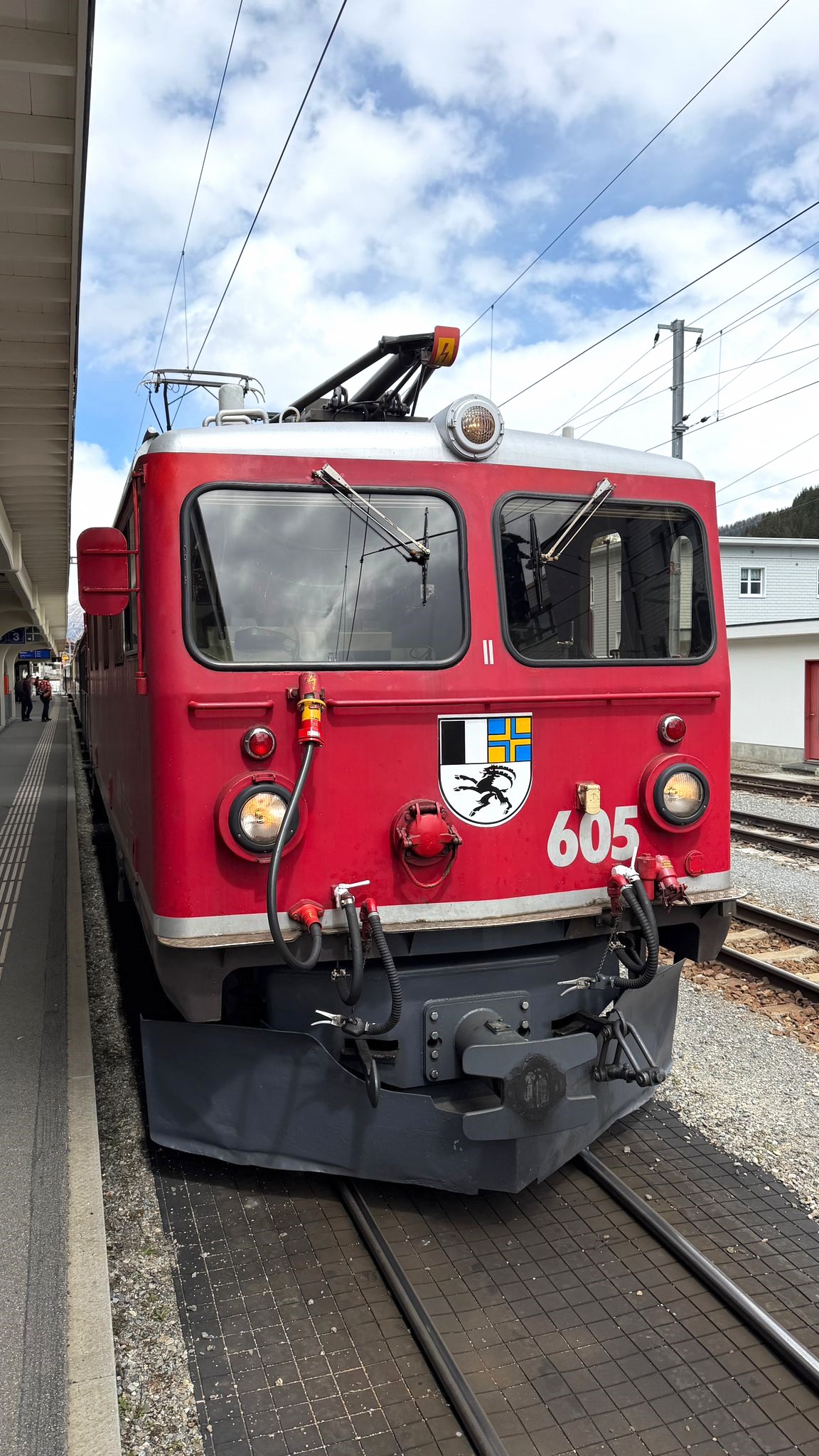 Einfach auf das Bild klicken und zum Kurzfilm �ber den Einsatz der Ge 4/4 I - 605 mit dem historischen Zug, hier im Bahnhof Davos, ansehen. 