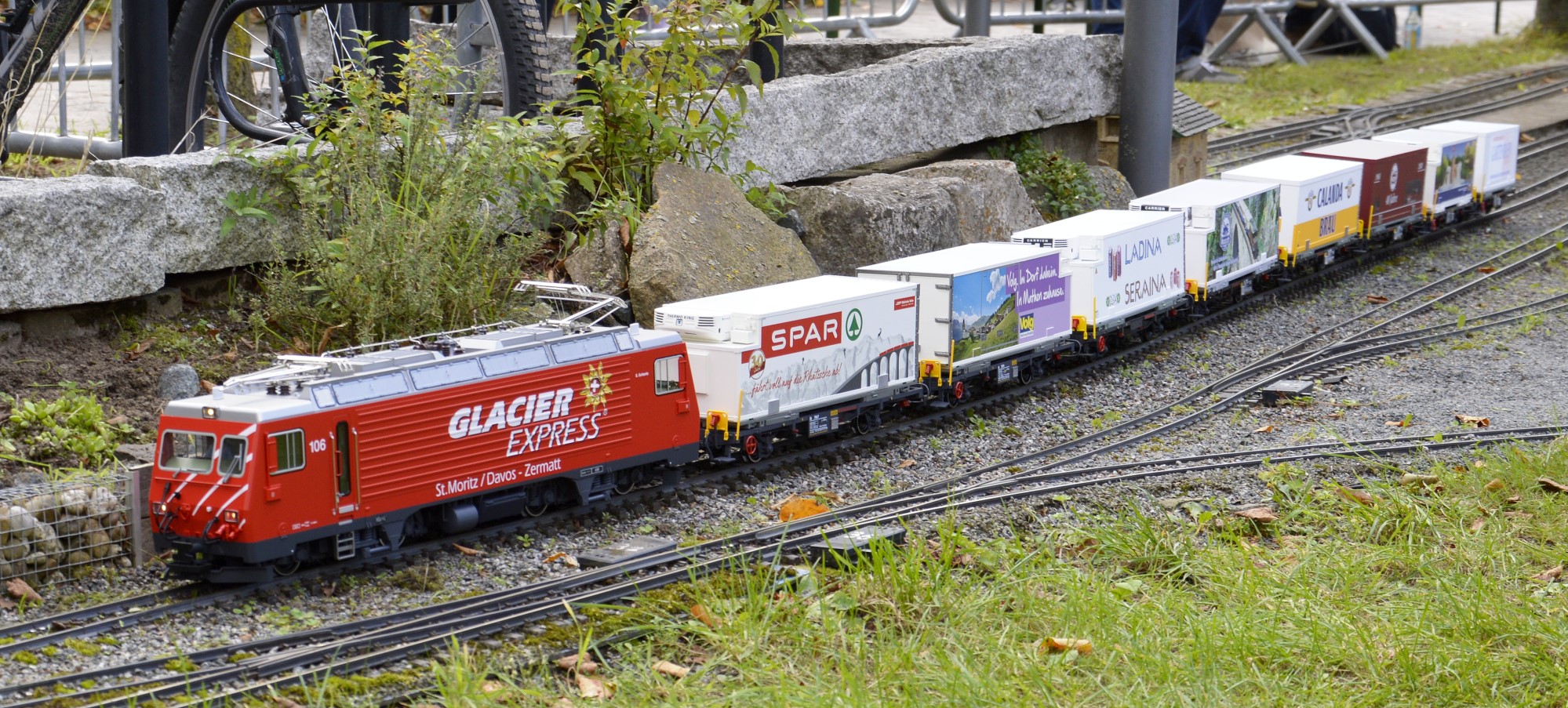 Redakteuer vom GARTENBAHN profi, Bernd Spiller, war am heutigen Samstag auch auf dem Gartenbahntreffen in Griesheim. Er zeigte dem Publikum die HGe 4/4 II der BVZ mit einem Gterzug aus Containerwagen der RhB. Eine sehr schne, gelungene Komposition. 