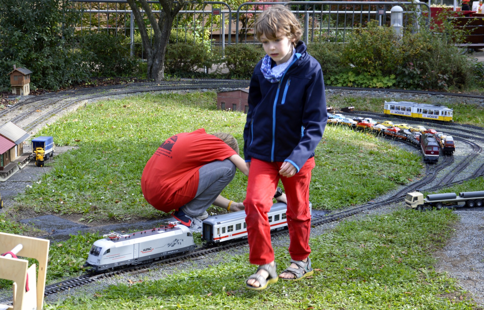 Samstags ist Spassbahnerfahrtag. Hier zeigen unsere Mitglieder und die Spassbahner (eine lockere Gruppe von Gartenbahnern) was Sie an tollem Fahrmaterial haben und bringen Leben auf unsere Vereinsanlage.