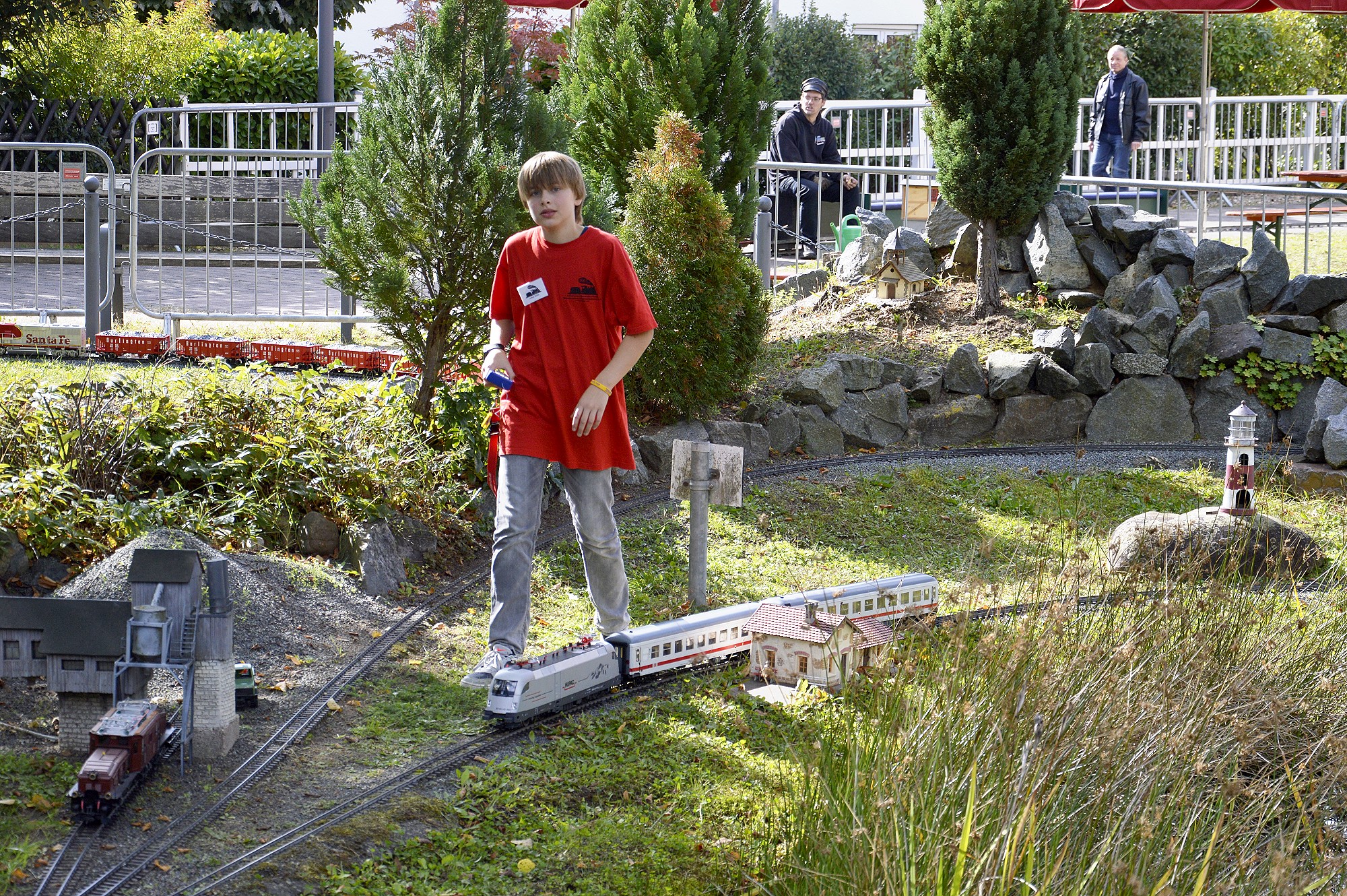 Was ein echter Eisenbahner ist, der begleitet seine Modellbahn - gesteuert durch Massoth Technik - direkt auf der Anlage. 