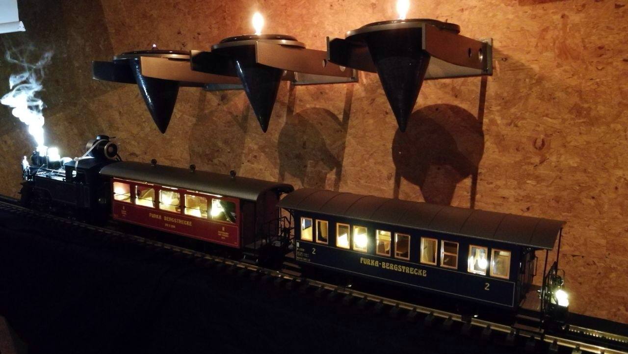 Die batteriebetriebenen LED Lampen im Wageninneren und am Ende machen die Illumination der Reise im Zug perfekt. 