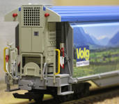 Von KISS Modellbahn Sevice gibt es nun den ersten von acht Schiebewandwagen der RhB mit der neuen VOLG Werbung. 