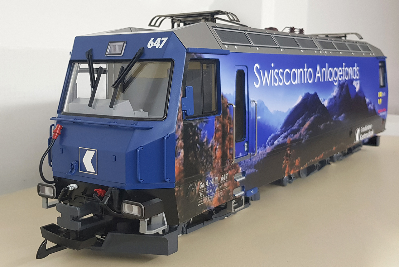 Die Vorbildlok Ge 4/4 III Nr. 647 der RhB "Grsch" war mit dieser Werbung von 2005 bis 2012 in Graubnden unterwegs. Das seitliche Panoramabild zeigt wie herrlich es im Oberengadin ist!