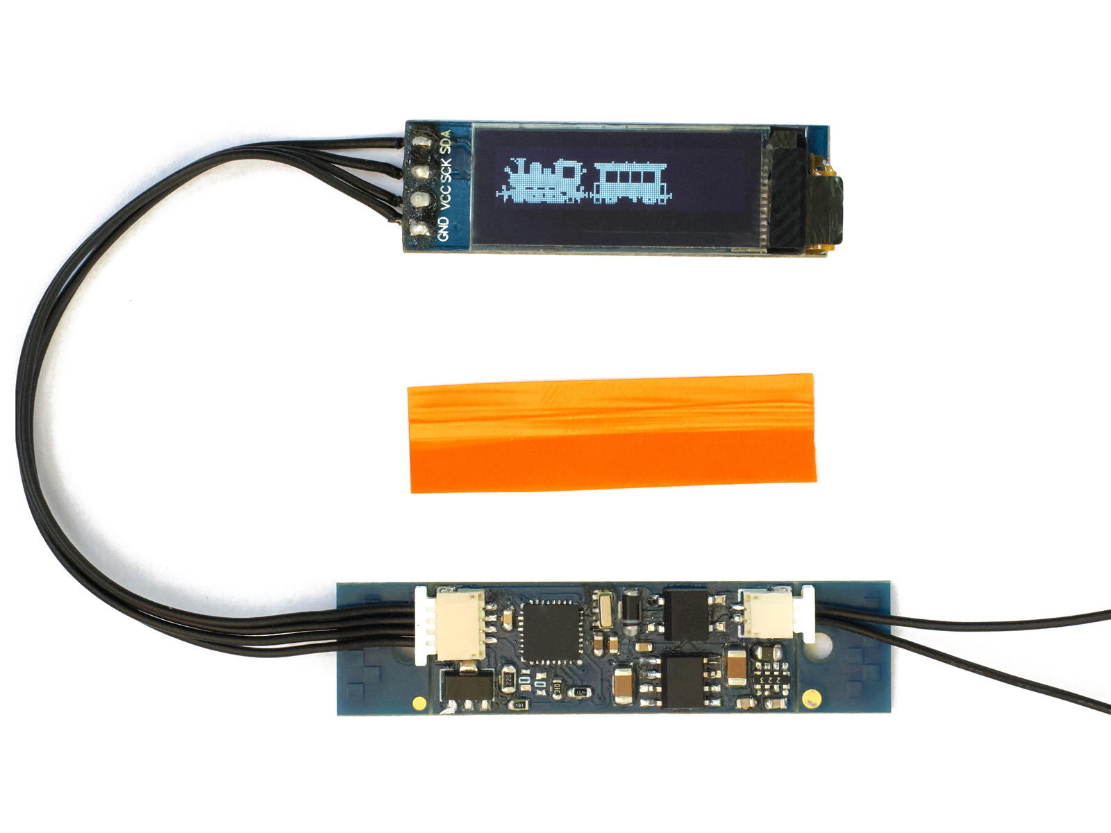 8449010 und 8449020 werden beide mit weiem OLED Display ausgeliefert (wie bei 8449020 angekndigt) und entsprechen damit eher dem deutschen Vorbild. Sie knnen mit der beiliegenden Folie bestckt werden, damit sie bernsteinfarben leuchten.