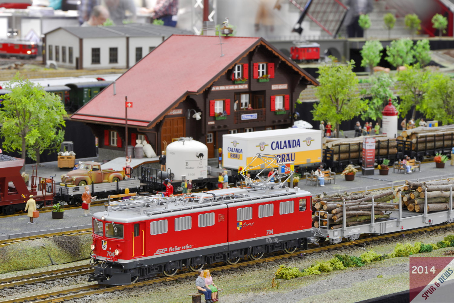 Wie aus dem "richtigen" Leben in der Schweiz. Bahnhof Szene mit Gterzgen und typischem Schweizer Bahnhof. 