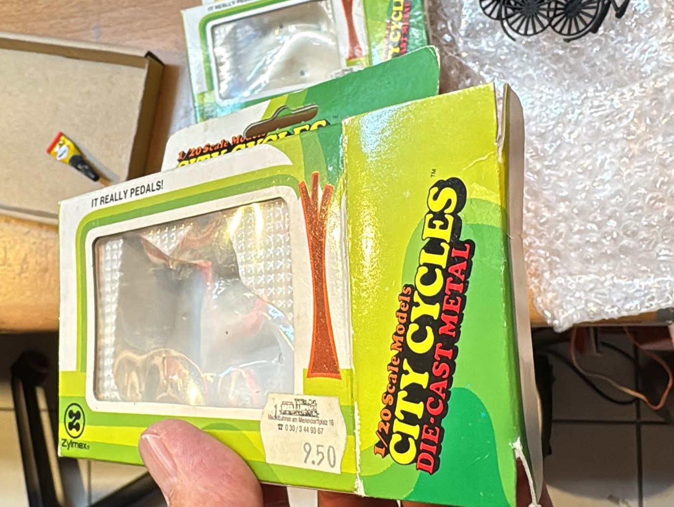 Das wird nicht mitgeliefert: Fahrrad als Fertigmodell im Ma�stab 1:20 von Zylmex. Die Recherche im www ergab, das diese Vintage R�der aus den 1975er Jahren teilweise bei E-Bay zu haben sind. Hier ist noch der Preis auf der Verpackung. Es gibt hier verschiedene Ausf�hrungen. 