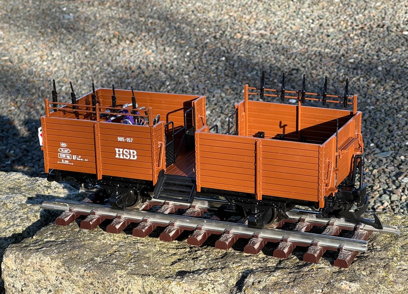 Dem Fahrradwagen wurden noch Metallscheibenr�der spendiert. Aufgegleist macht der Wagen einen guten Eindruck 