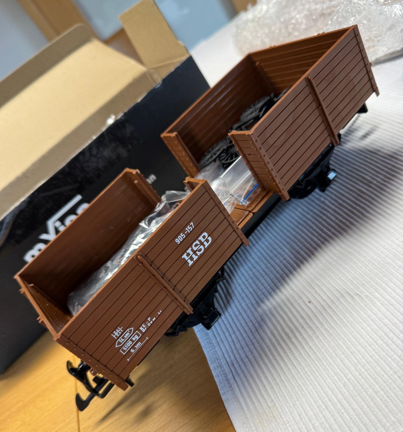 So kommt der HSB Fahrradwagen von mxion - Marius Dege - aus der "schwarzen" Umverpackung. Eben ein Bausatz. Die Bedruckung des Fahrradwagens aus dem Fuhrpark der HSB 905-157 ist sehr gut gelungen. 