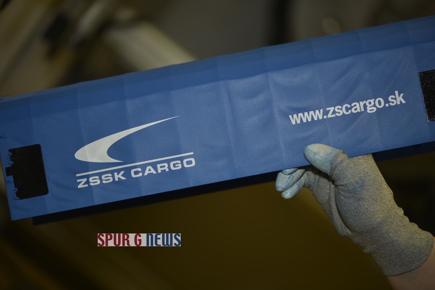 Frisch aus der Tampondruckmaschine, der Aufbau des Shimmns 723 - der ZSSK Cargo . 