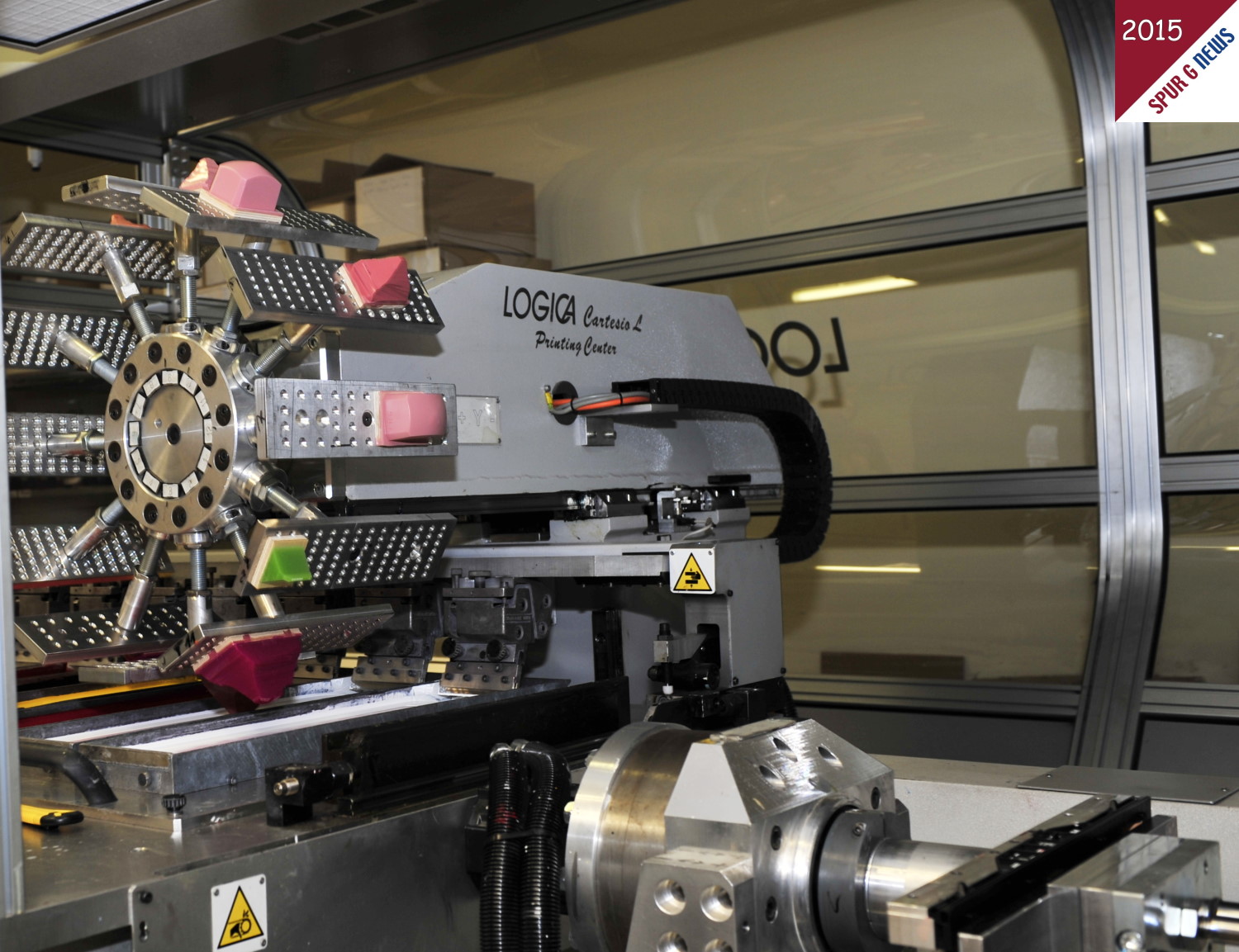 Die Rotations-Druckmaschine mit den verschiedenen Tampondruckstempeln fr den Niederbordwagen 37762 - Neuheit 2015 von PIKO. 