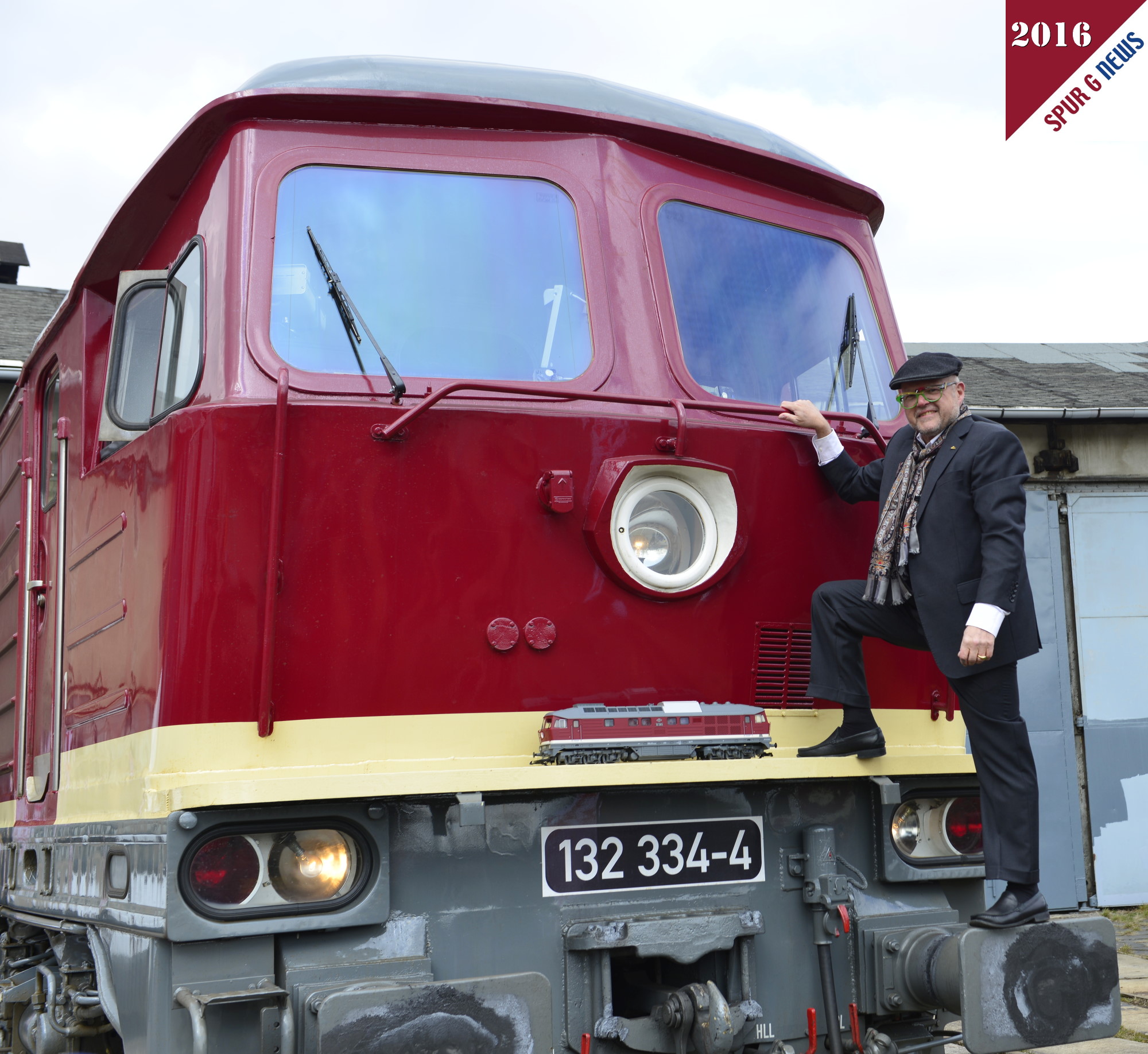Herr Dr. Ren F. Wilfer prsentierte hier das Modell - Art.Nummer 37580 - von PIKO (oberhalb der Loknummer) auf der Original BR 132 des Bahnservice Erfurt vor dem Lokschuppen im Eisenbahnmuseum in Erfurt. 
