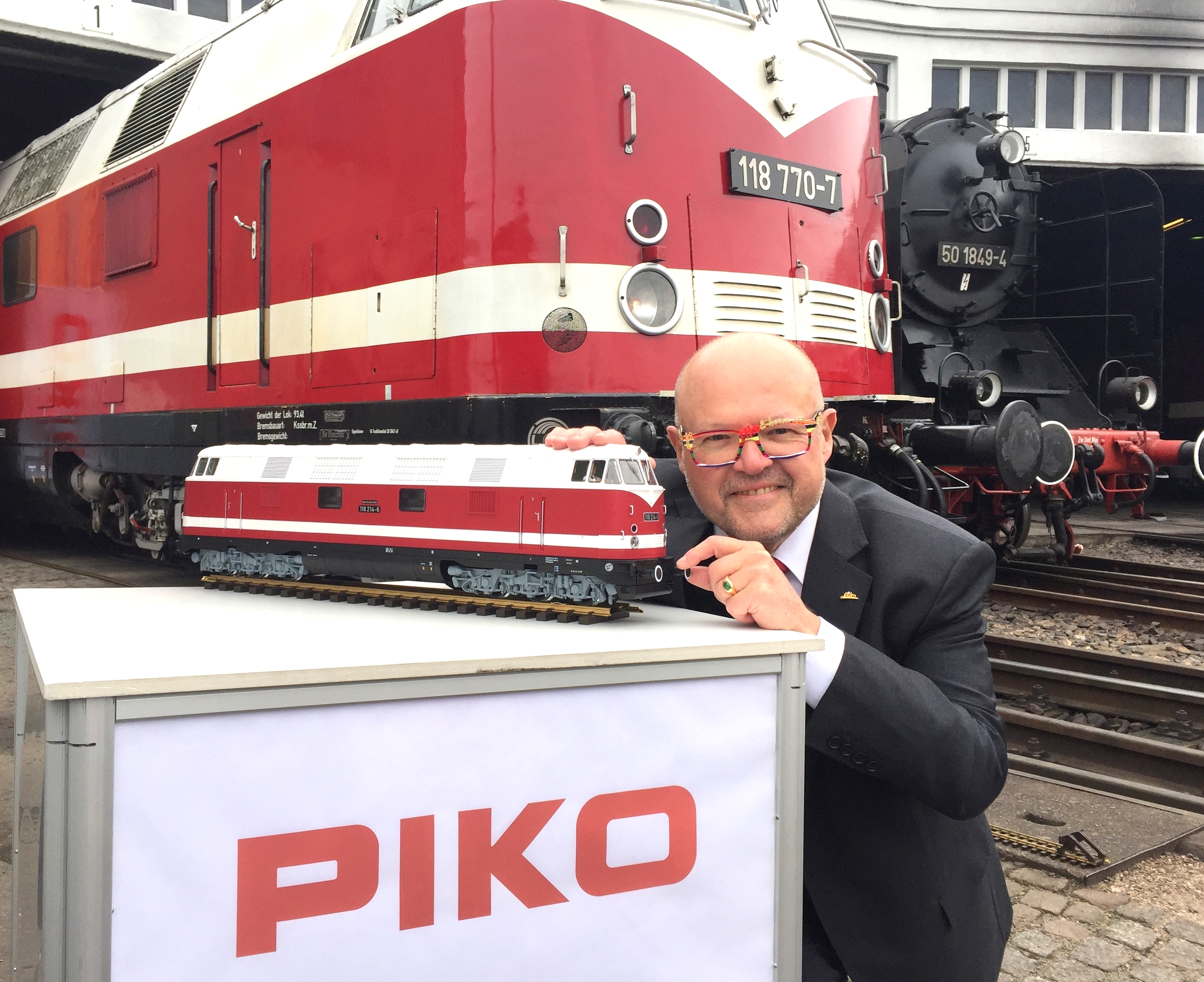 Inhaber, Herr Dr. Ren F. Wilfer, prsentiert das neue Gartenbahnmodell der Diesellok BR 118 beim feierlichen Roll Out in Glauchau.