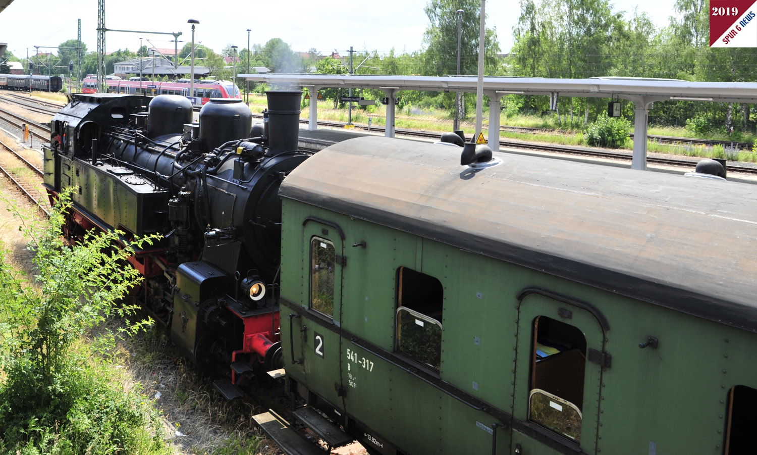 Einige Sonderzge mit Eisenbahnbegeisterten sind im Bahnhof Sonneberg mit Nostalgiewagen und Oldtimerlokomotiven am TOFT eingetroffen. Hier die BR 94 auf der Fahrt vom Bahnsteig zum Betriebswerk um Kohle und Wasser zu fassen. Die Baureihe 94 gibt es von PIKO auch als H0 Modell. 