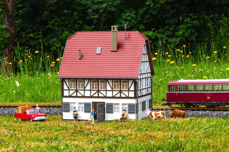 G Fachwerkhaus, Art. Nr. 65002 - Neuheit 2025: Feines Fachwerk, sanfte Farben und ein Ziegeldach mit Geschichte: Dieses Geb�ude bringt l�ndliche Ruhe und architektonische Sch�nheit auf die Anlage.