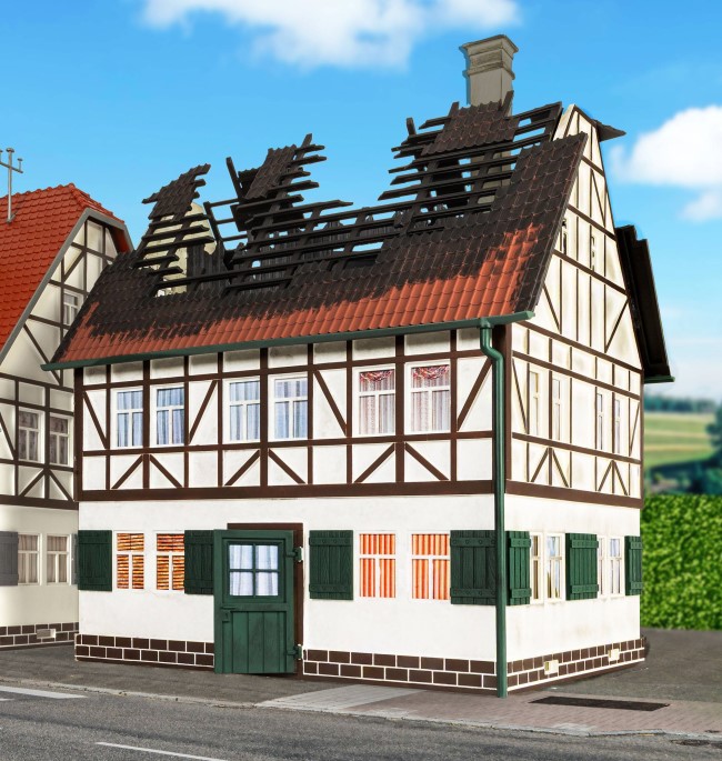PIKO 65011 - Verwittertes Fachwerkhaus mit Brandspuren, Gebäudemodell für Gartenbahn (Modelleisenbahn Spur G)