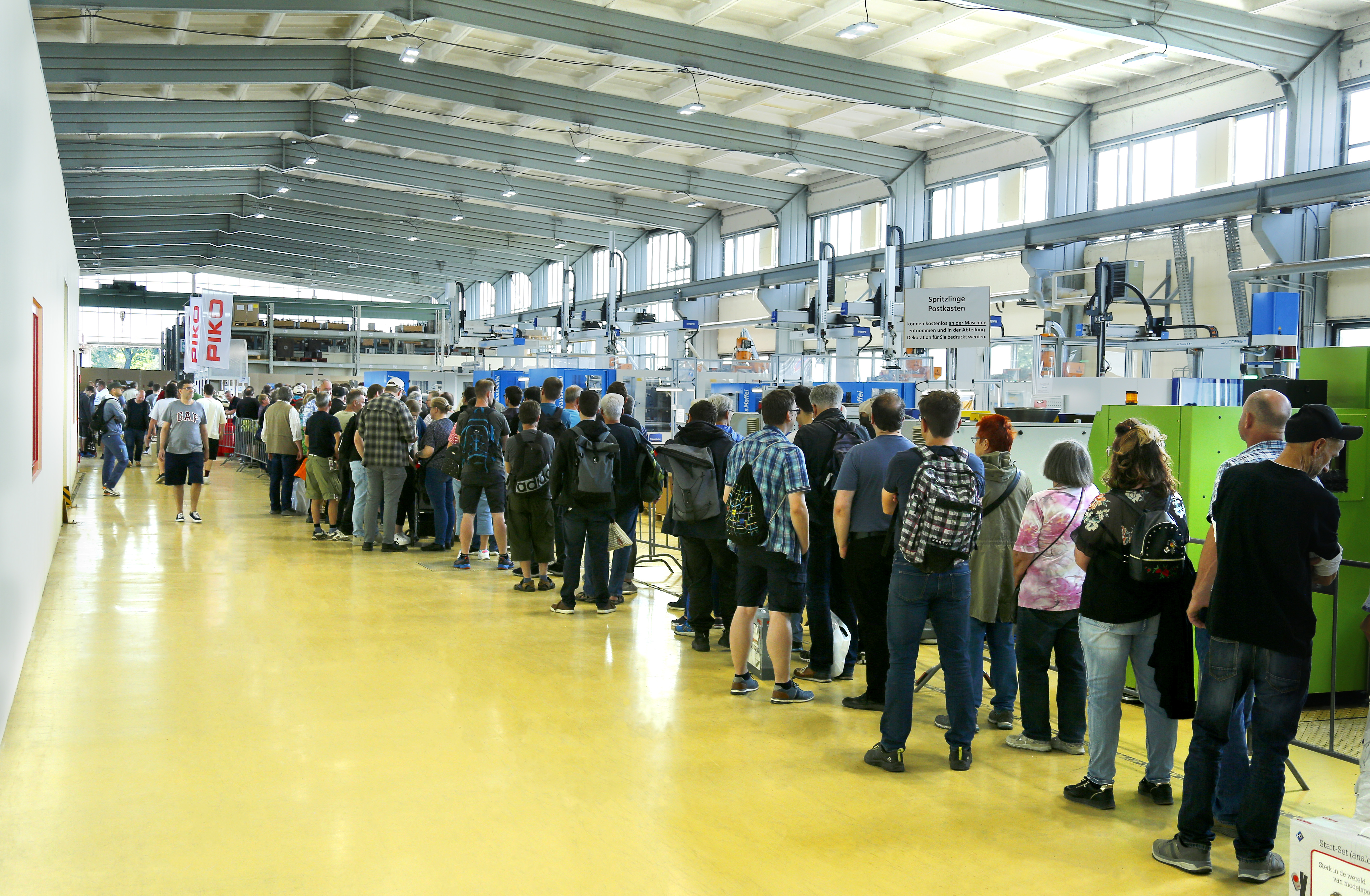 Rund um die Welt der Modelleisenbahn sind zahlreiche Aktionen, Pr�sentationen und Programmpunkte geplant, die sowohl Familien als auch eingefleischte Modellbahnfreunde ansprechen. Ein besonderes Erlebnis bieten dabei extra organisierte Dampflok-Sonderfahrten, die von verschiedenen Destinationen gezielt nach Sonneberg zum �Tag der Offenen T�r� f�hren. Erg�nzend werden sich lokale und regionale Tourismusverb�nde mit speziellen TOFT-Arrangements an die Veranstaltung anschlie�en und attraktive Angebote rund um Anreise und Aufenthalt schaffen. 