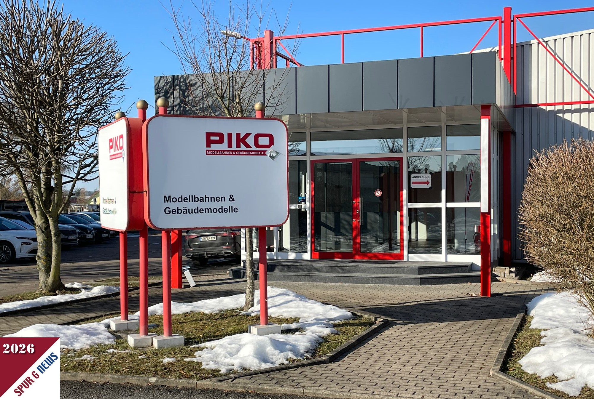 Der neu gestaltete Eingangsbereich am Werk von PIKO wurde mit dem rot und schwarzen Farben nun dem PIKO Flagshipstore angepasst. Ein paar Finisharbeiten sind noch zu erledigen. 