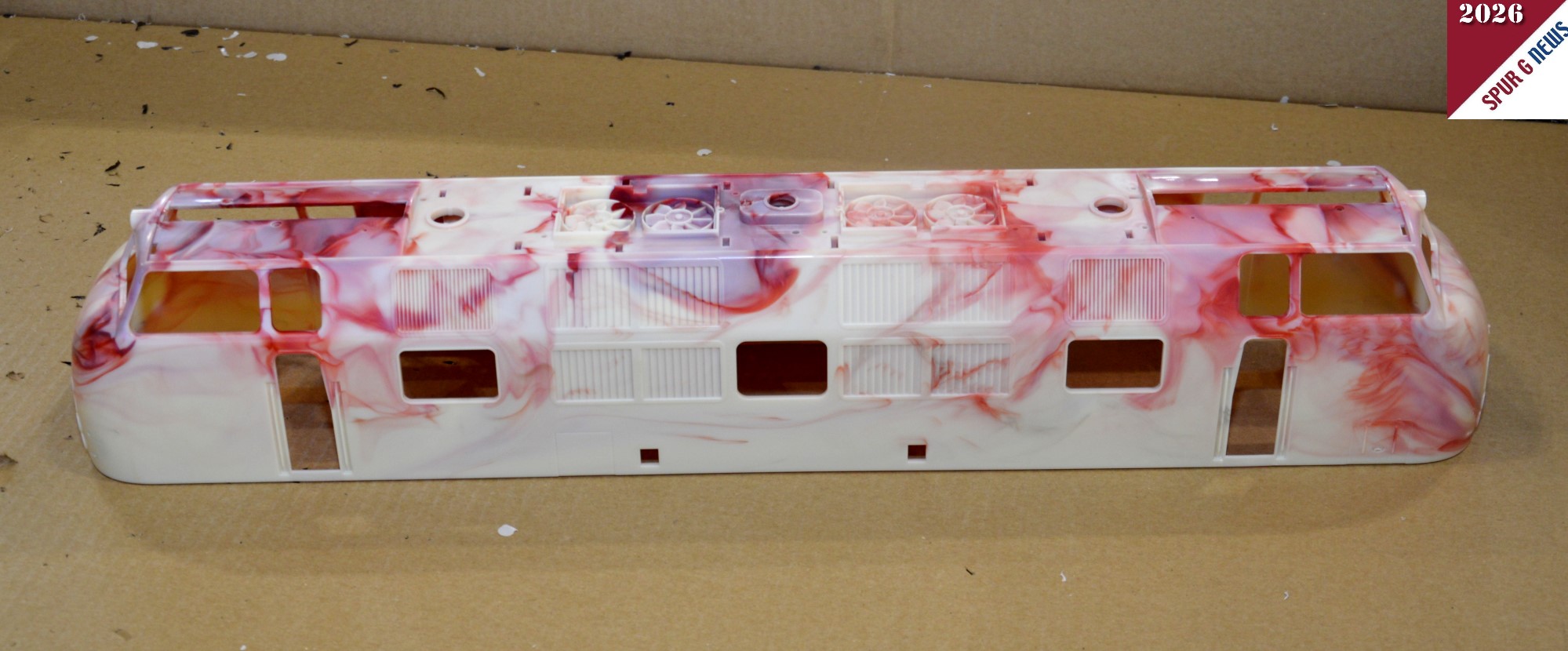 Kein Farbversuch f�r ein Geh�use einer V200 von PIKO. So werden immer bei der Farbumstellung einige Exponate von der Druckgussmaschine ausgeworfen. Hier die Umstellung von Farbe Rot auf Wei�. 