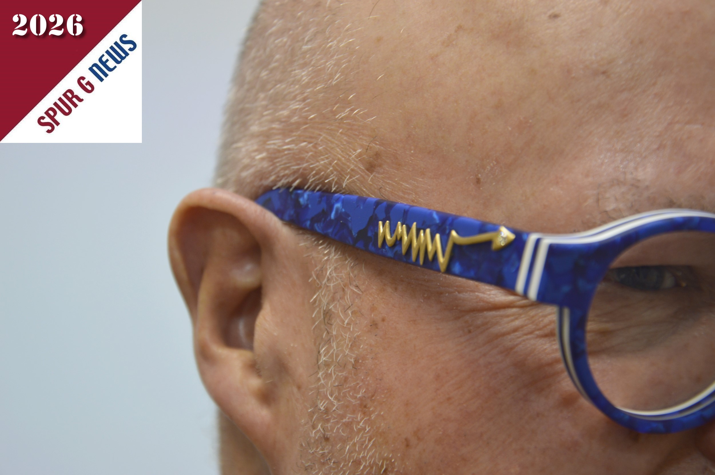 Auf dem rechten Bügel der Brille ist eine grafische Darstellung (ähnlich von einem Dax Unternehmen) des Auf- und Ab in der Modellbahnbranche bei PIKO. Zum Ende geht der Pfeil nach oben und endet "brilliant" mit einem Brillianten.