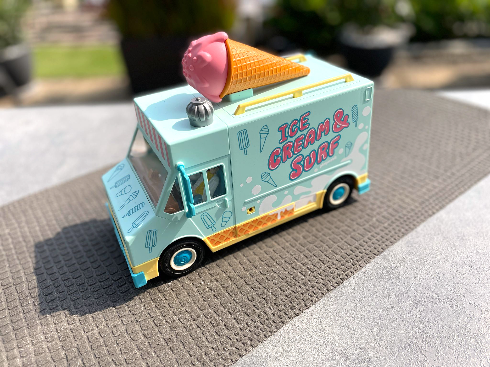 Nun ist der ICE Cream & Surf Truck mit dem drehbaren Lüfter ausgestattet und das hässliche Stanzloch im Dach ist geschlossen. Somit kann er auch auf die Gartenbahn gesetzt werden und hält nicht nur Sonne sondern auch Regen aus. Die beiden "Löcher" links und rechts der Seitenwand konnten auf Nachfrage nicht geschlossen werden. Hierzu gibt es kein Ersatzteil. Nun fehlt noch die Beleuchtung in der Eistüte. Schade, dass an die vorderen Lichter nur mit viel Mühe ein Licht eingebaut werden kann. Mal sehen ob sich der Aufwand hierzu doch lohnt.