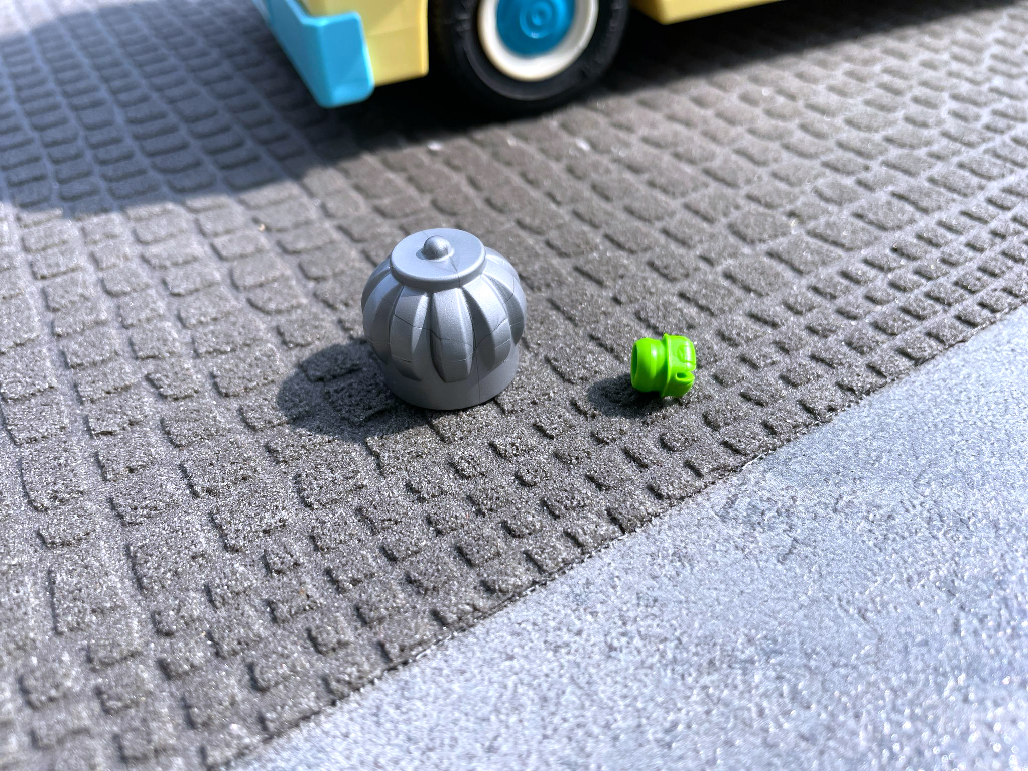 Links: Ersatzteil aus einem anderen Foodtruck Nr. 30037863 - Foodtruck 18-Dachlüfter - Einzelpreis: 0,55 EUR. Rechts: Ersatzteil aus einem anderen Foodtruck Nr. 30228250 - BS-Steckzapfen doppelt/drehbar - Einzelpreis 0,40 EUR. Gesamt somit 0,95 EUR.