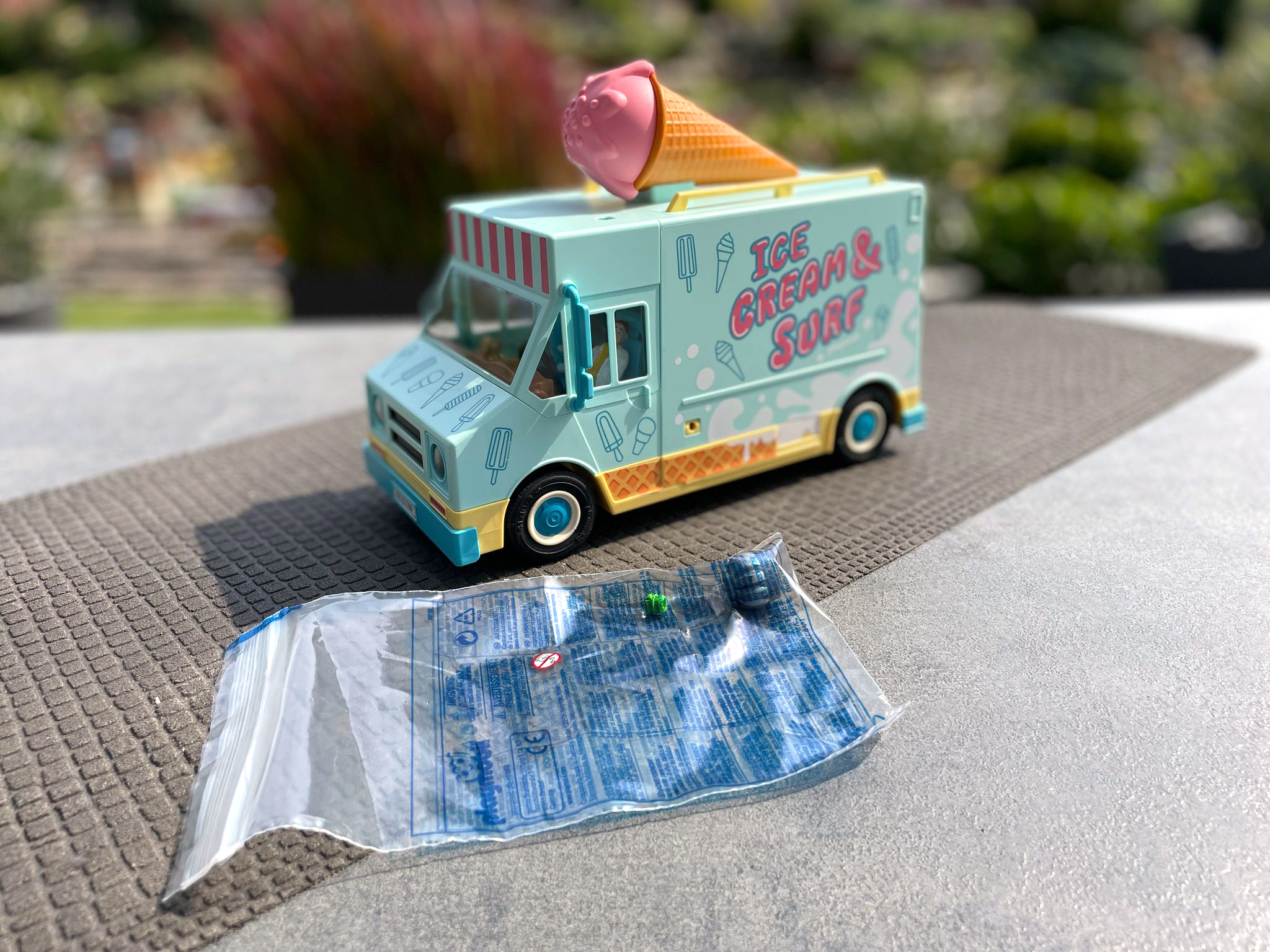 Der Inhalt des "Kleinpaketes": Beutel mit dem Zapfen und dem Dachlüfter. Nachgeorderte Ersatzteile aus einem anderen Foodtruck. Das Loch im Dach kann geschlossen werden.