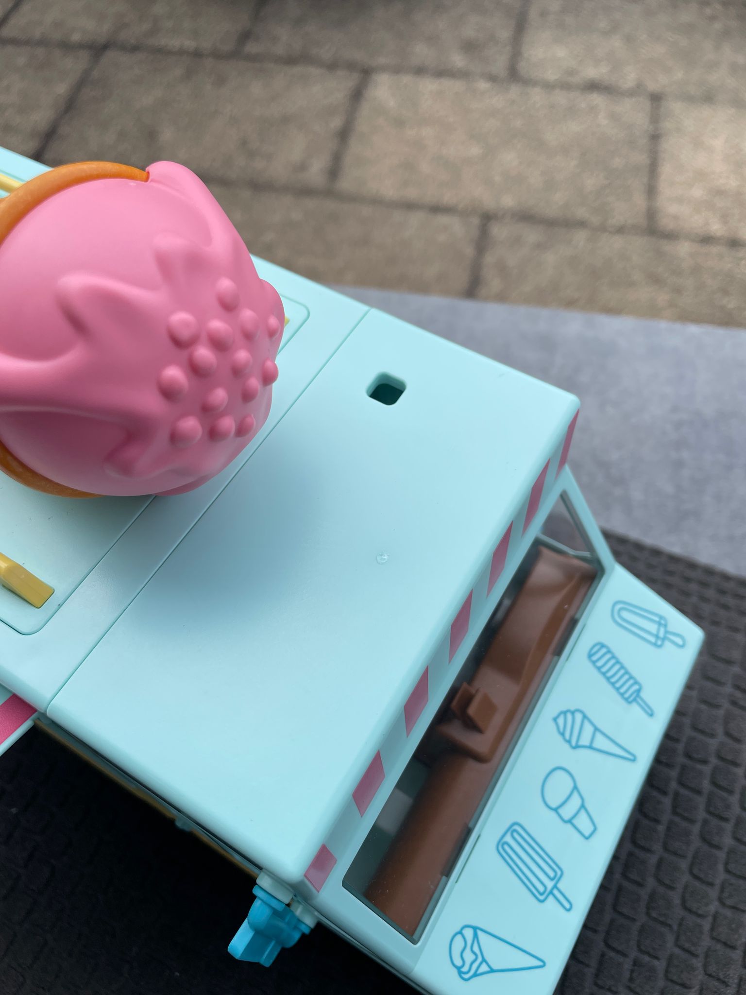 Leider ist beim ICE-Cream&Surf Truck im Dach ein Loch. Hier war kein Teil dabei und auch in der Anleitung und den Bildern auf dem Karton ist nicht zu erkennen. Hier werde ich doch mal bei playmobil® schriftlich nachfragen.