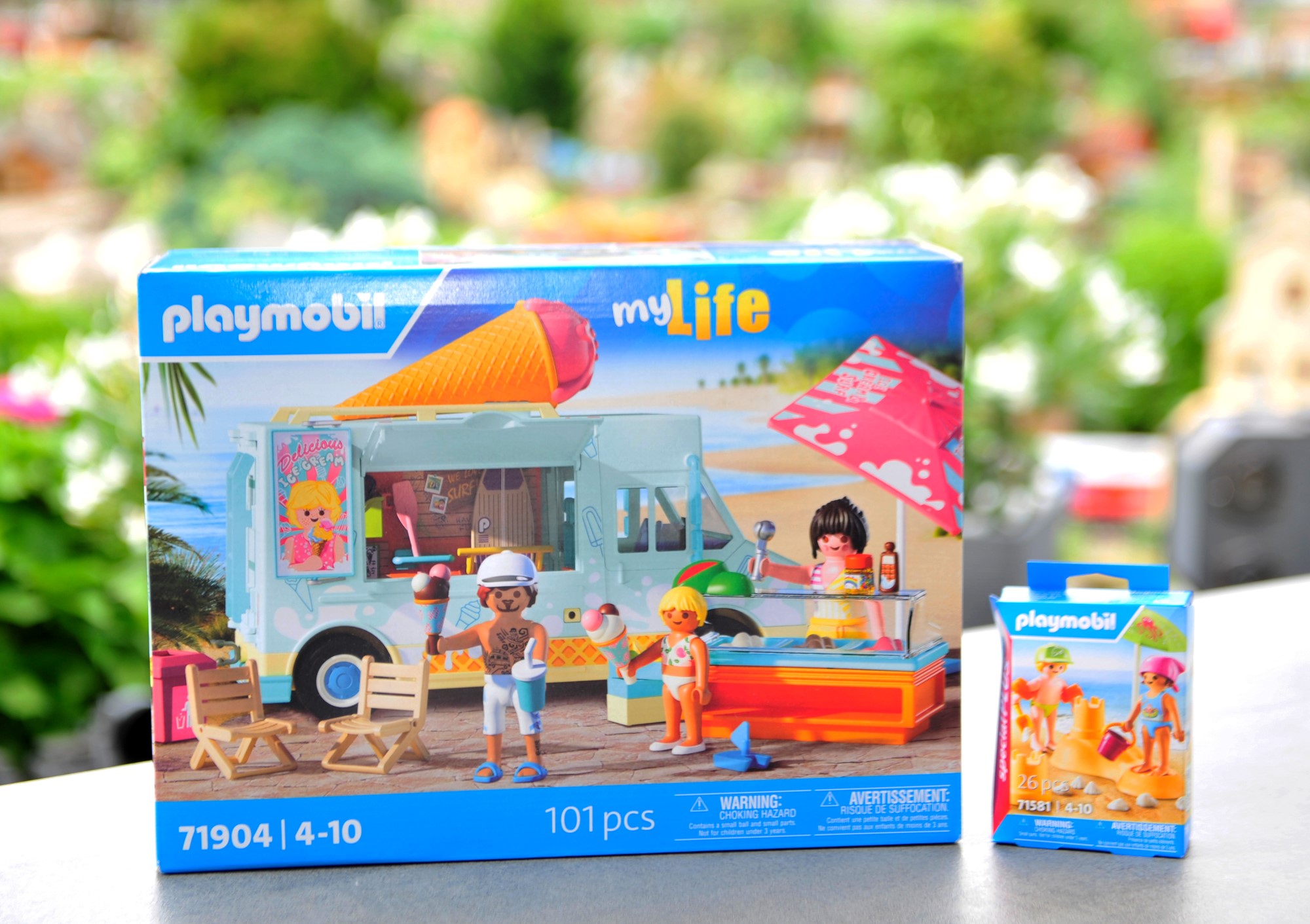 Das ist der bestellte Artikel von playmobil® Nr. 71904 aus der my Life Serie. 101 Teile enthält die große Verpackung. Der kleine Artikel neben dran ist als eine Sandburg mit Kindern, playmobil® Artikel Nr. 71581, und wurde, wie auch der aktuelle Katalog, kostenfrei dazu geliefert. Was mit auf der Verpackung aufgefallen ist: Der Mann hat die tolle Tätowierung auf der Brust und das Gesicht sieht aus wie bei einem Bär. Soll das ein Bärtchen sein oder hat er schon am Eis geleckt. Da bin ich doch zu kritisch!