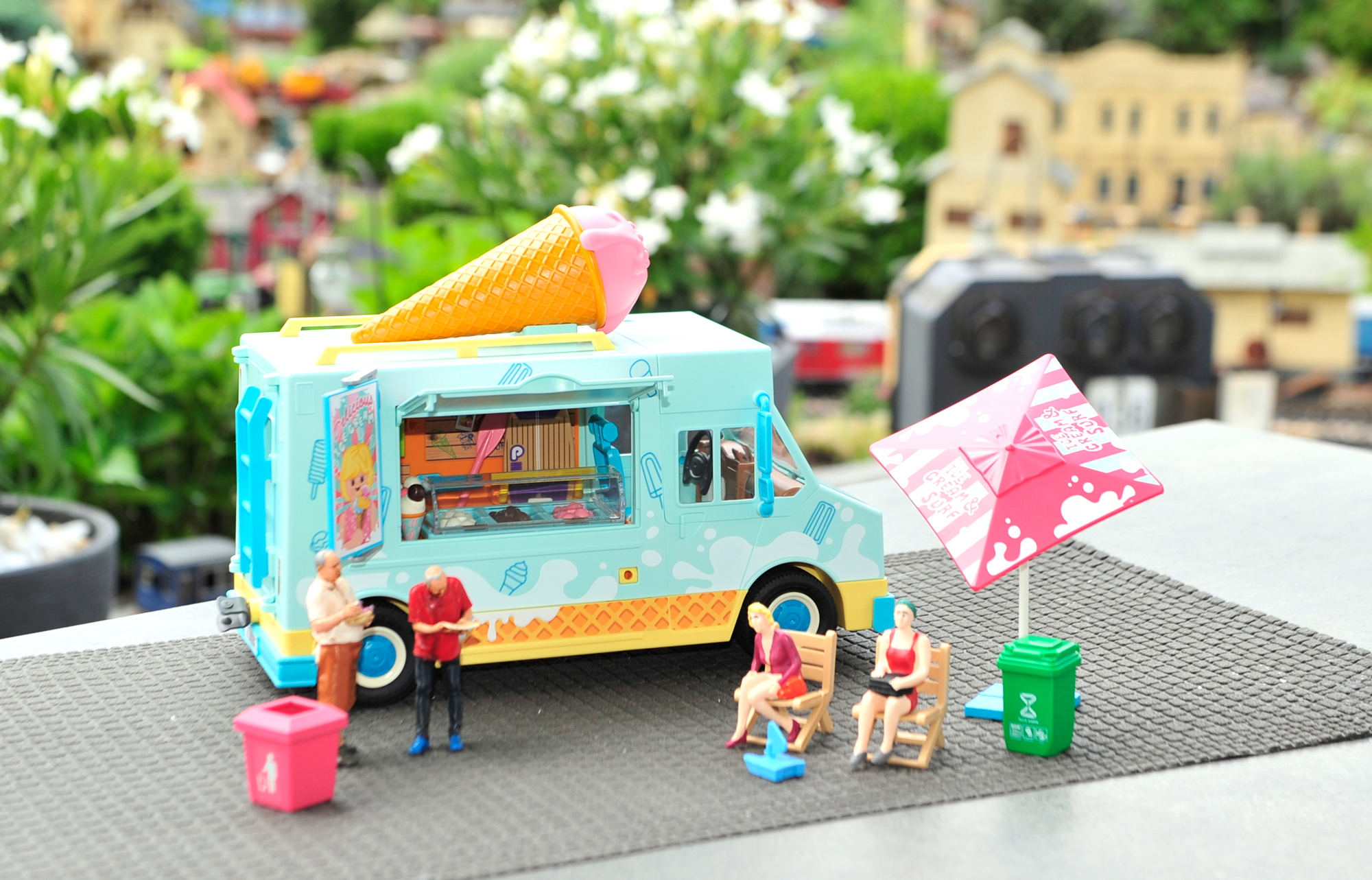 Auf die "Joker-Rügen" Kopfsteinpflastermatte gestellt sieht der Eiskrem Truck gefällig aus.