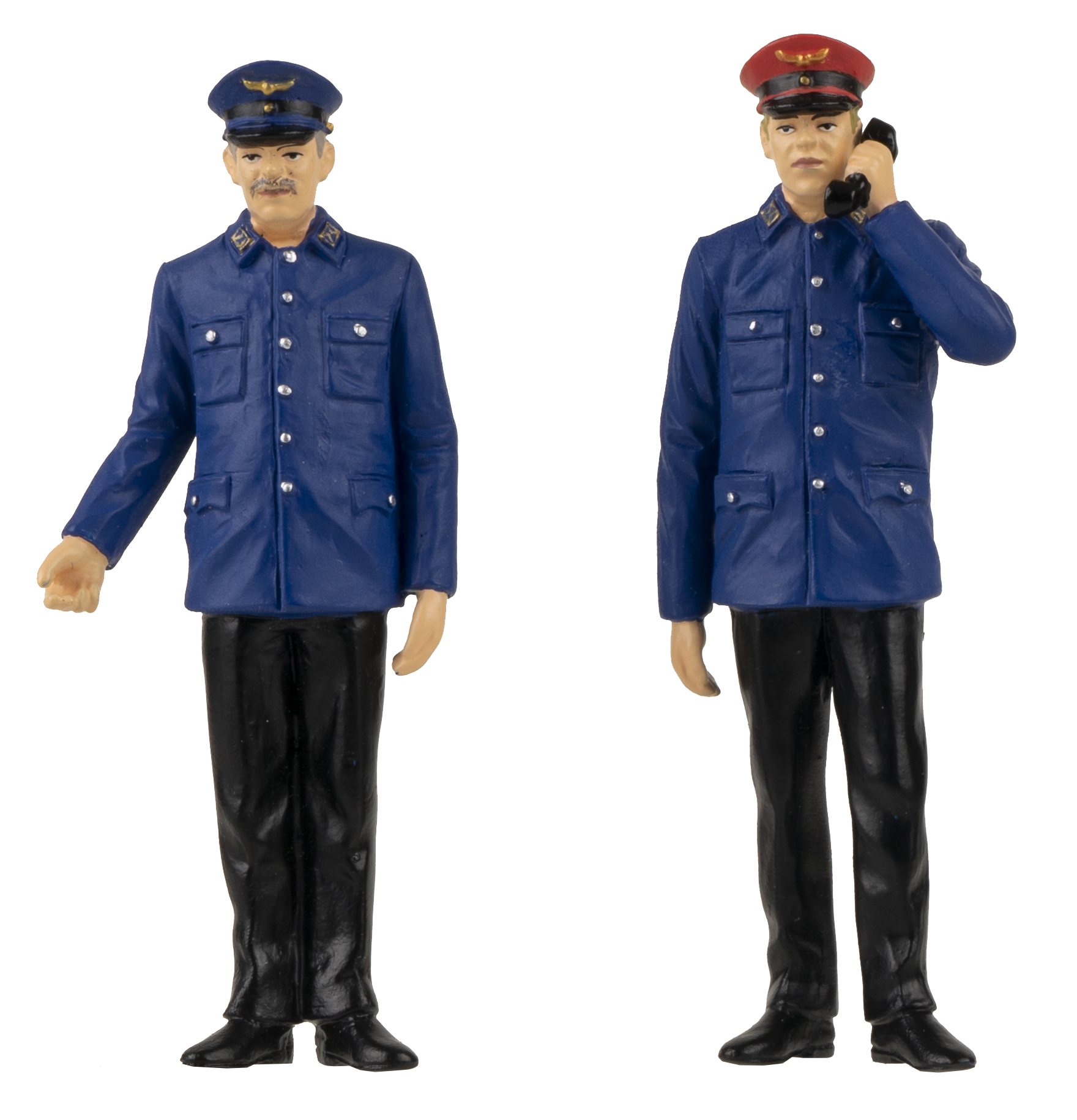 Art. Nr. 331521 - Zwei Fahrdienstleiter in Uniform mit schwarzer Hose und blauem Rock. Ein Fahrdienstleiter mit blauer Mütze. Der andere Fahrdienstleiter - mit roter Mütze - hat noch den Telefonhörer in der Hand. 