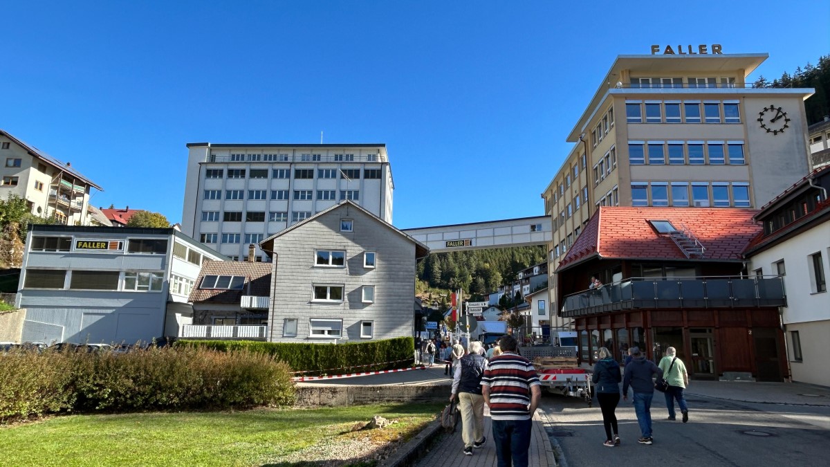 Das Werk von Faller in G�tenbach mit dem markanten Geb�ude auf der rechten Seite. 