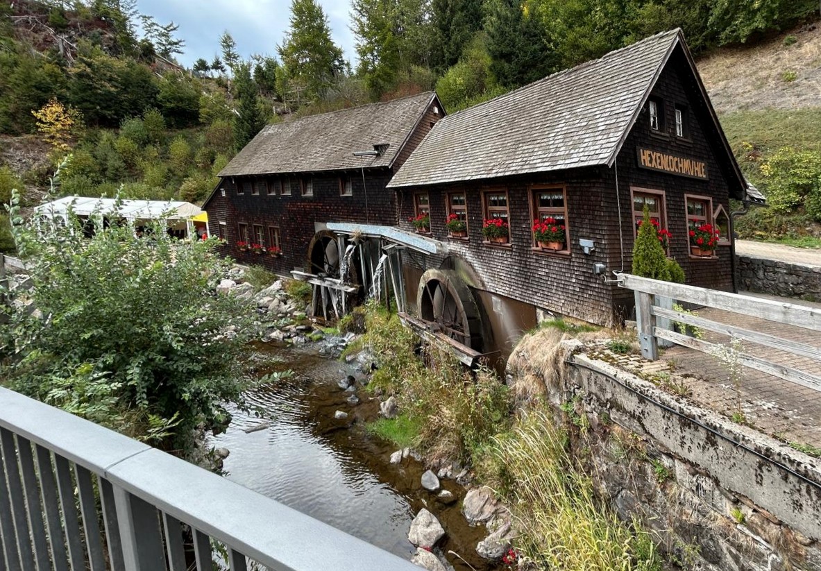 Die erste Anlaufstation war das Cafe und das Restaurant Hexenm�hle. Typische H�user f�r den Schwarzwald. 