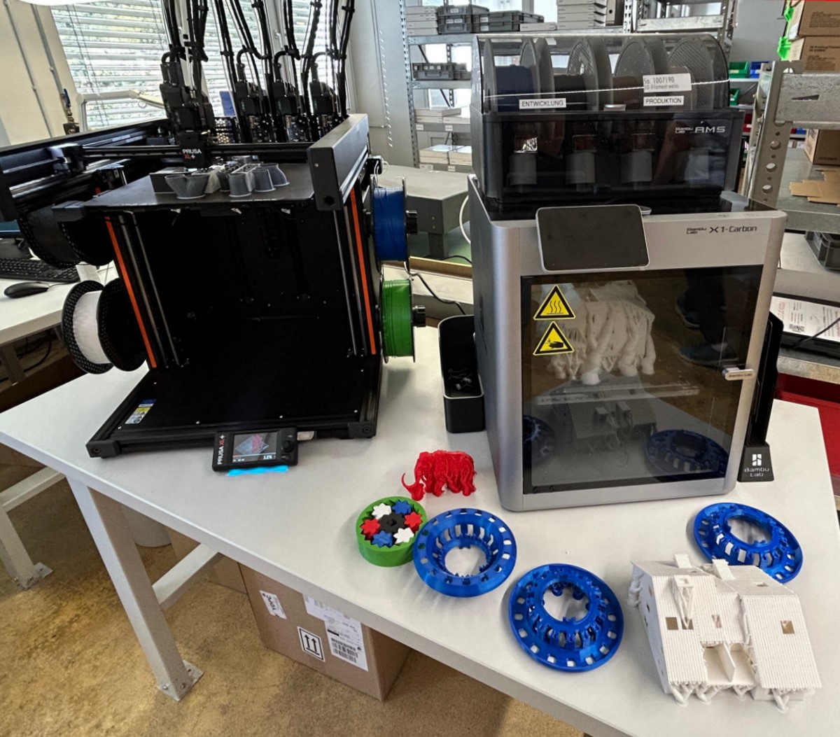Im Werk von FALLER selbst wurden 3D Drucker pr�sentiert. Ob nun auch POLA H�user hier in Zukunft gedruckt werden ist fraglich. Die 3D Drucker k�nnen jedoch f�r POLA Ersatzteile wie Dachrinnen, Dachfirste, Anbauteile, Fensterl�den, Kamine oder Blumenk�sten herangezogen werden. Denn diese Teile verschlei�en am schnellsten bei den POLA H�usern im Freiland. 