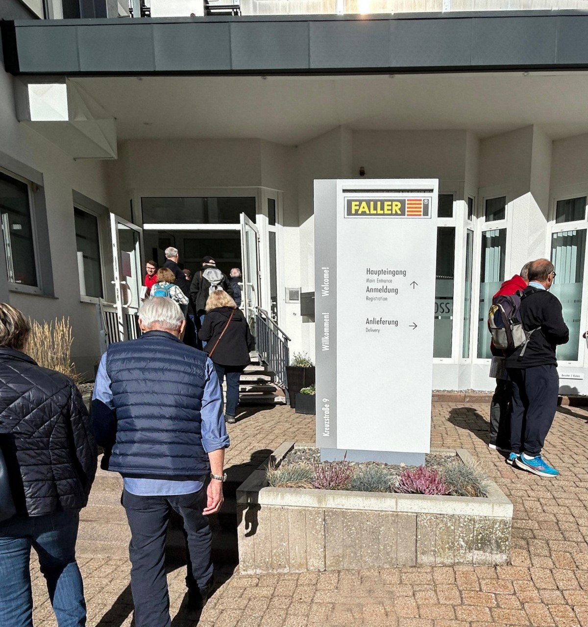 Der Haupteingang bei Faller in G�tenbach mit Besuchern zum Jubil�umsfest. 