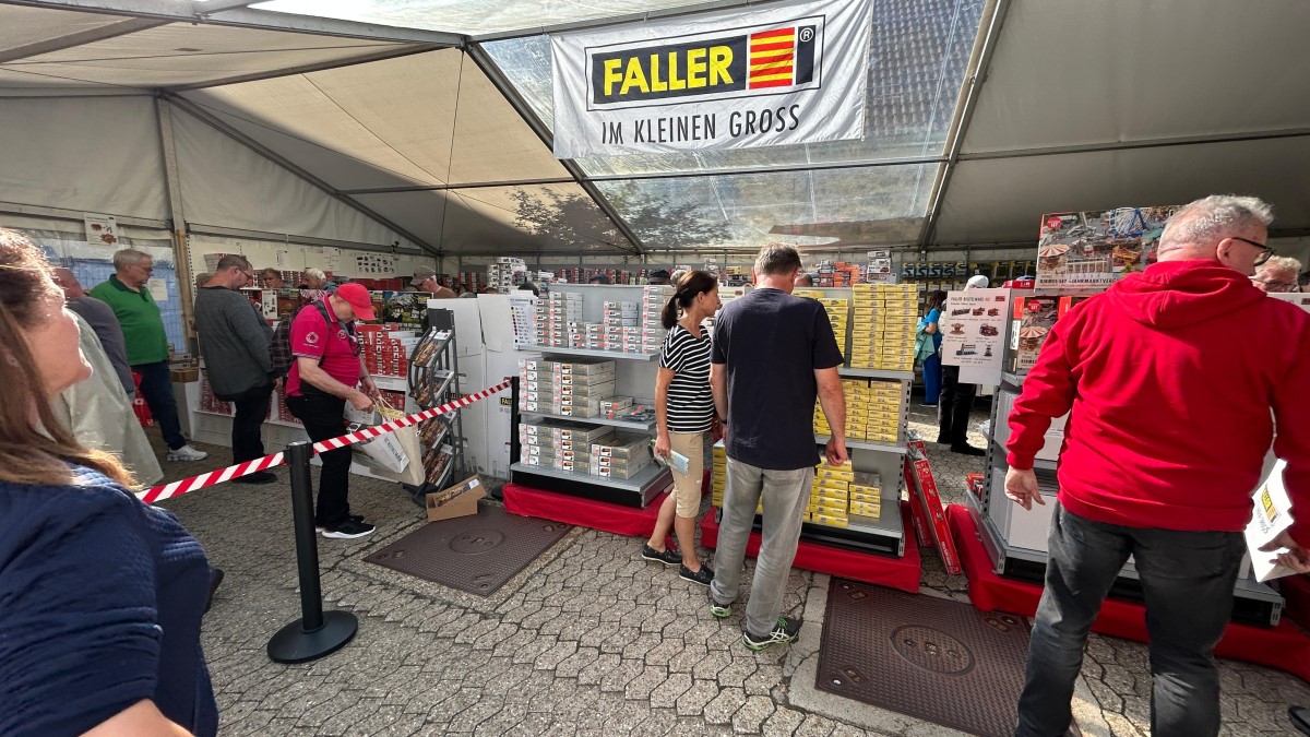 Im Werk von FALLER selbst wurden 3D Drucker pr�sentiert. Ob nun auch POLA H�user hier in Zukunft gedruckt werden ist fraglich. Die 3D Drucker k�nnen jedoch f�r POLA Ersatzteile wie Dachrinnen, Dachfirste, Anbauteile, Fensterl�den, Kamine oder Blumenk�sten herangezogen werden. Denn diese Teile verschlei�en am schnellsten bei den POLA H�usern im Freiland. 