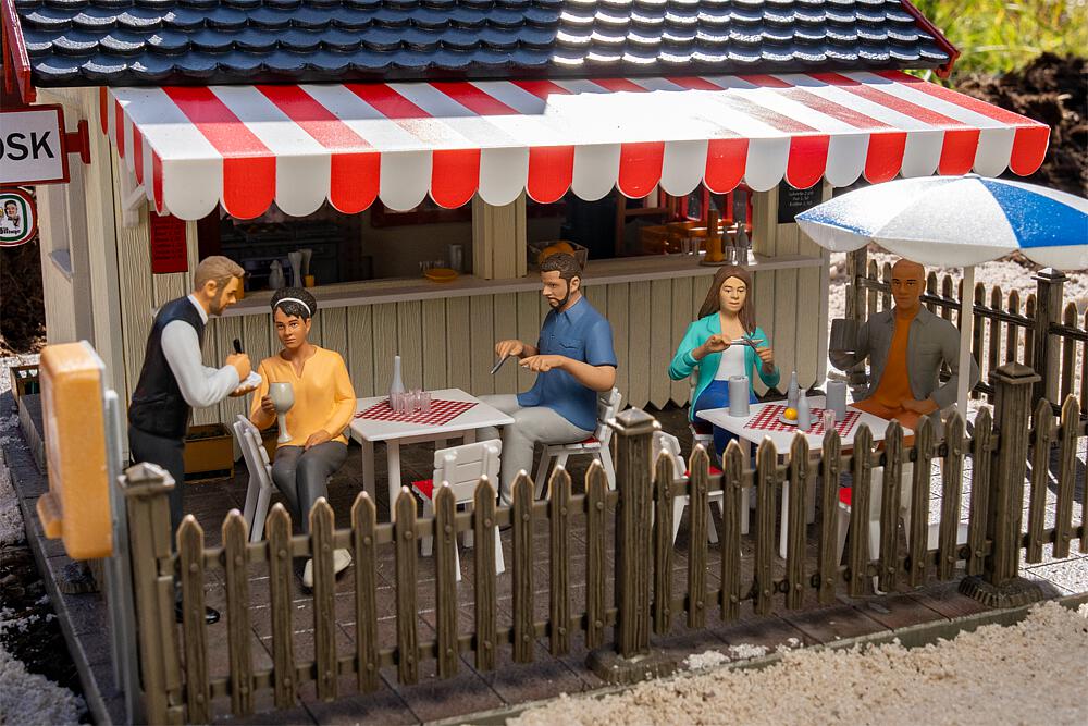 POLA Art. Nr. 331532 - sitzende Restaurantg�ste in moderner Kleidung  - vier sitzende Personen und ein Kellner stehend 