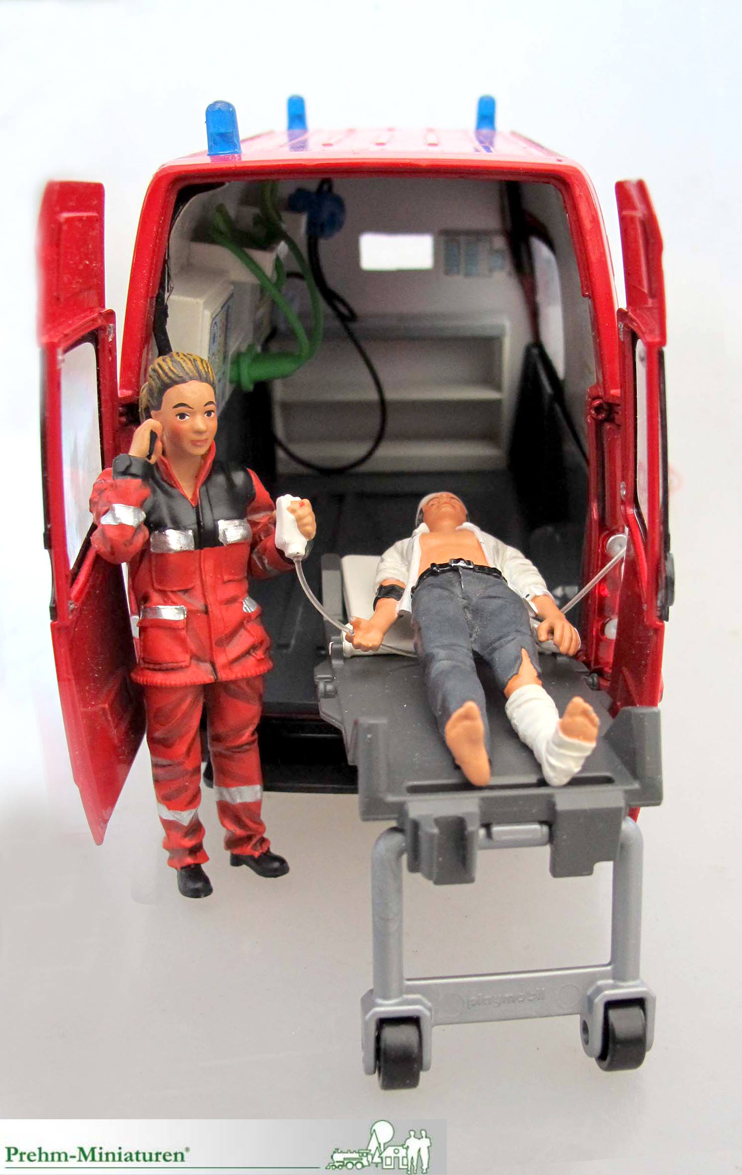 Art.Nr. 500300 - Feuerwerhr Rettungswagen - hier: Gestaltungsbeispiel mit Sanitter mit Tropf und Handy sowie der verletzten Person auf der Krankenwagentrage