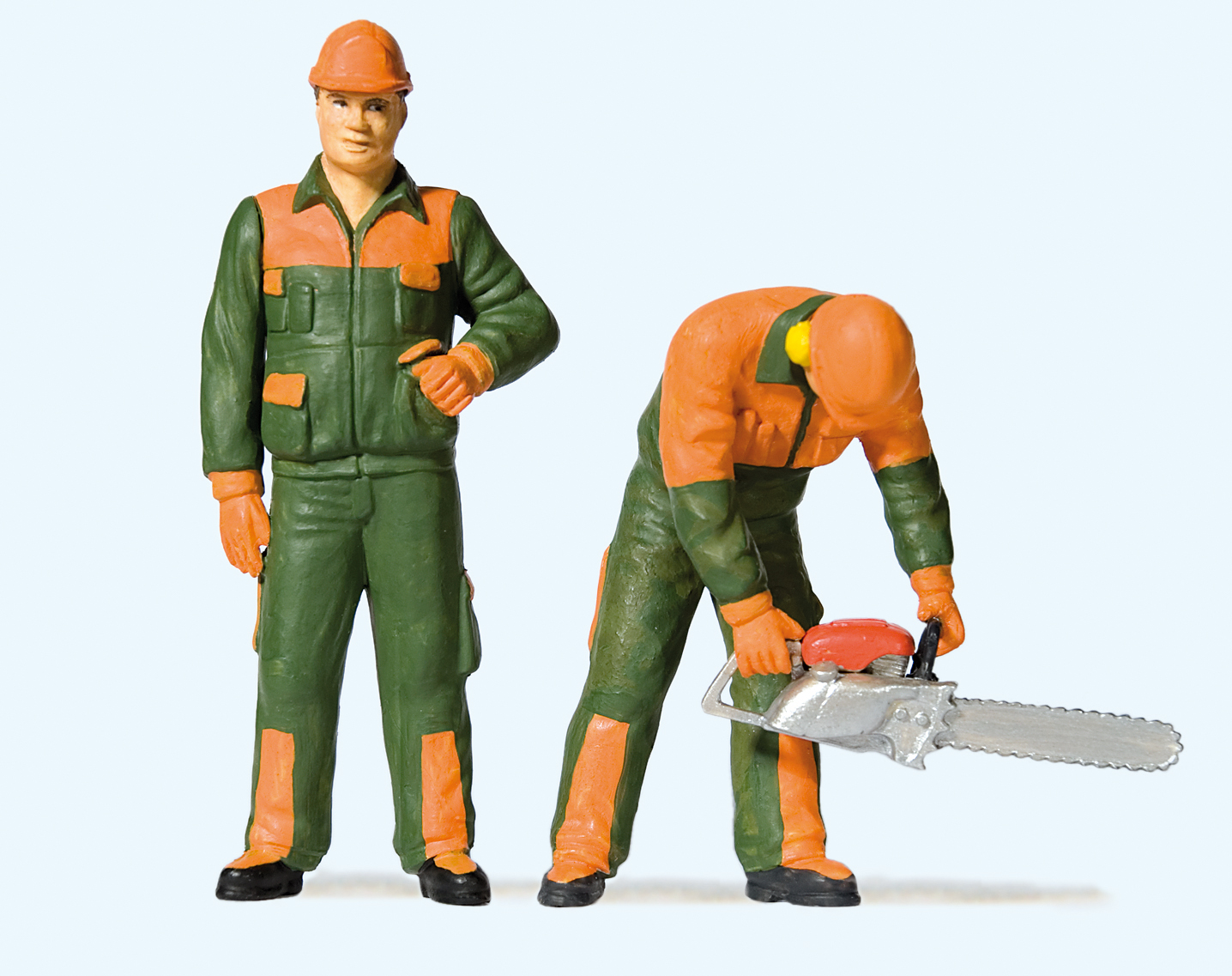Waldarbeiter Nr. 1 grn/oranger Anzug. Ein Arbeiter steht aufrecht und der zweite hat eine Kettensge in Benutzung.