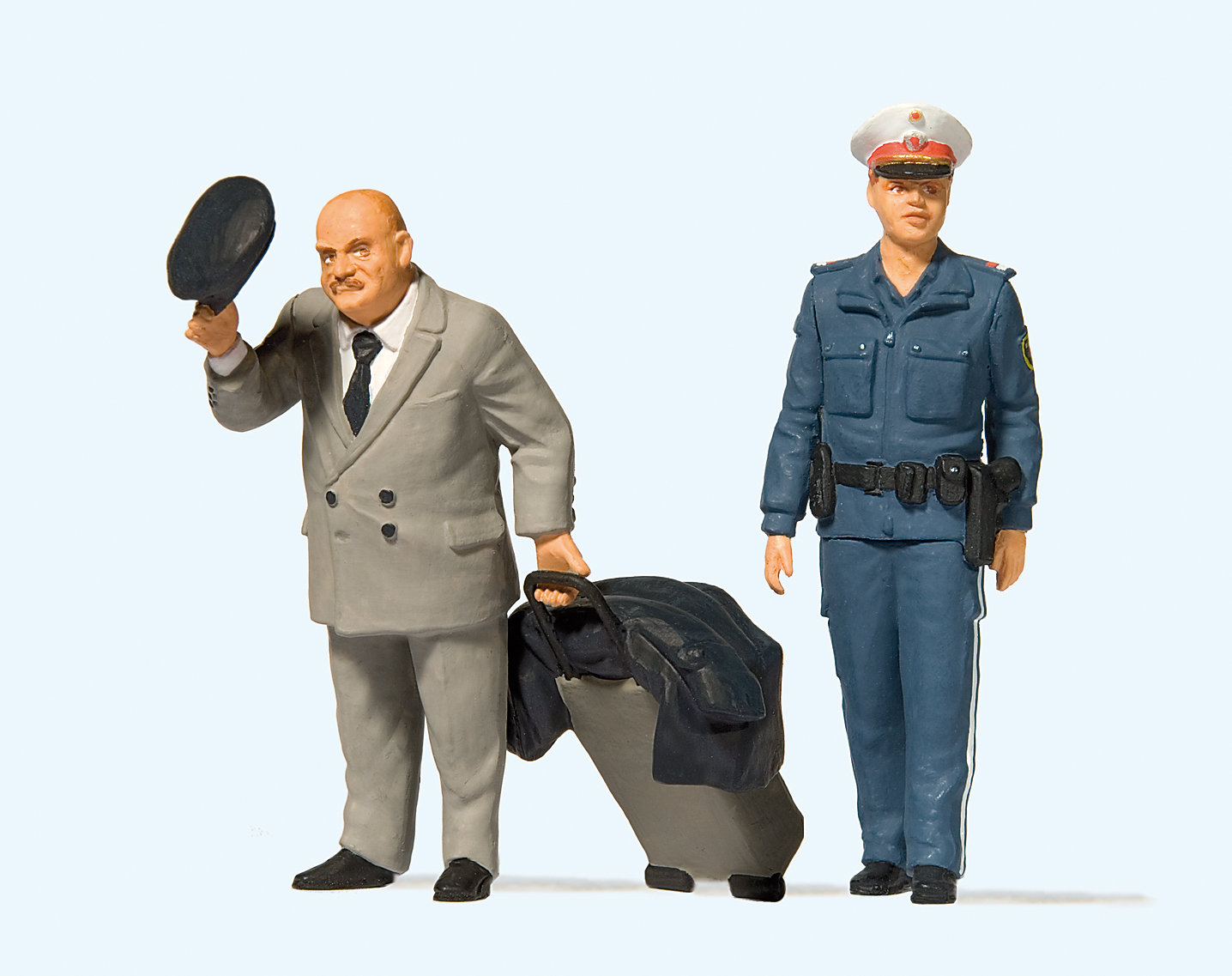 Reisender mit Koffer und Mantel, sterreichische Polizistin