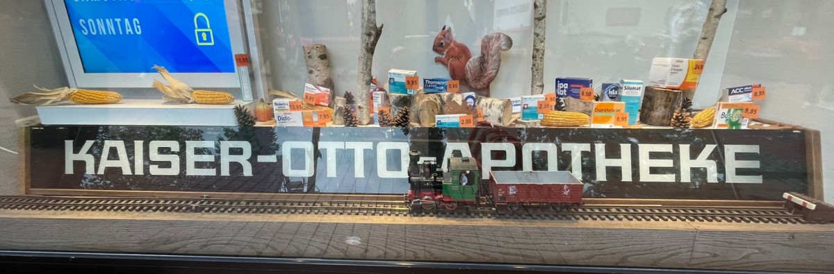 In der Kaiser-Otto-Apotheke in Essen Steele fhrt, unermtlich, die Stainz mit dem offenen Gterwagen auf der kleinen Pendelanlage im Schaufenster. 