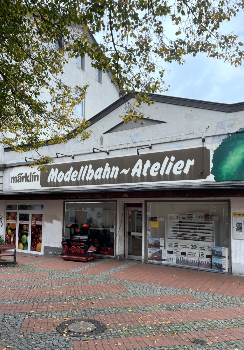 Eingang zum Modellbahn-Atelier Renken am 18.10.2025. Fest im Oktober und der Herbst hat die Bltter schon fas von den Bumen geweht. 