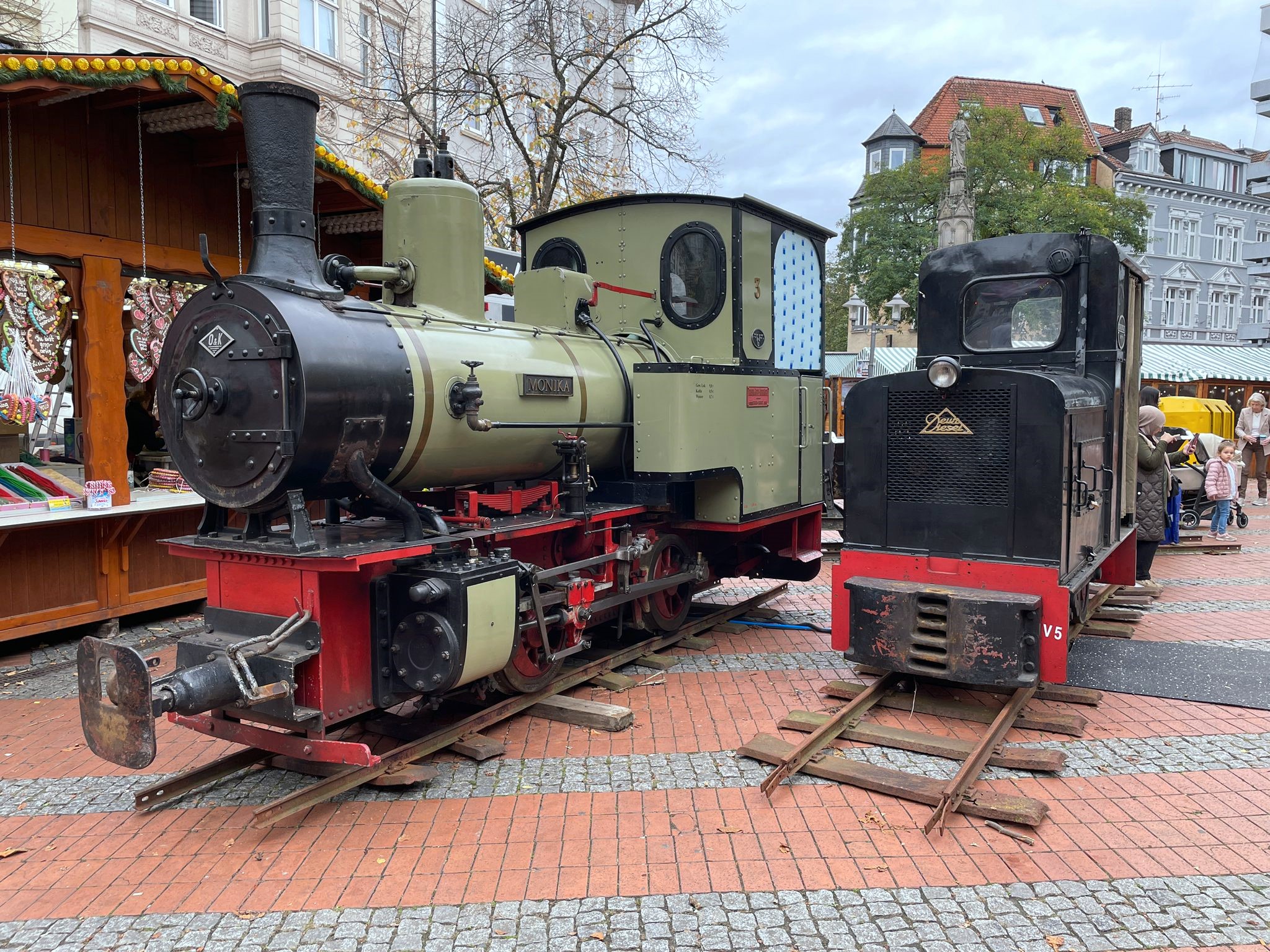 Original Lokomotiven und Wagen wurden bereits auf dem Weihnachtsmarkt aufgestellt. Link von Ohrenstein und Koppel die "B" Lokomotive "Monika" Nr. 3 in hellem Grn. Diese zweiachsige Lok wre auch ein Modell fr die LGB. Getriebe und Steuerung wren von der Stainz schon vorhanden. Rechts steht noch die schwarze Feldbahnlok "Deutz Diesel". 