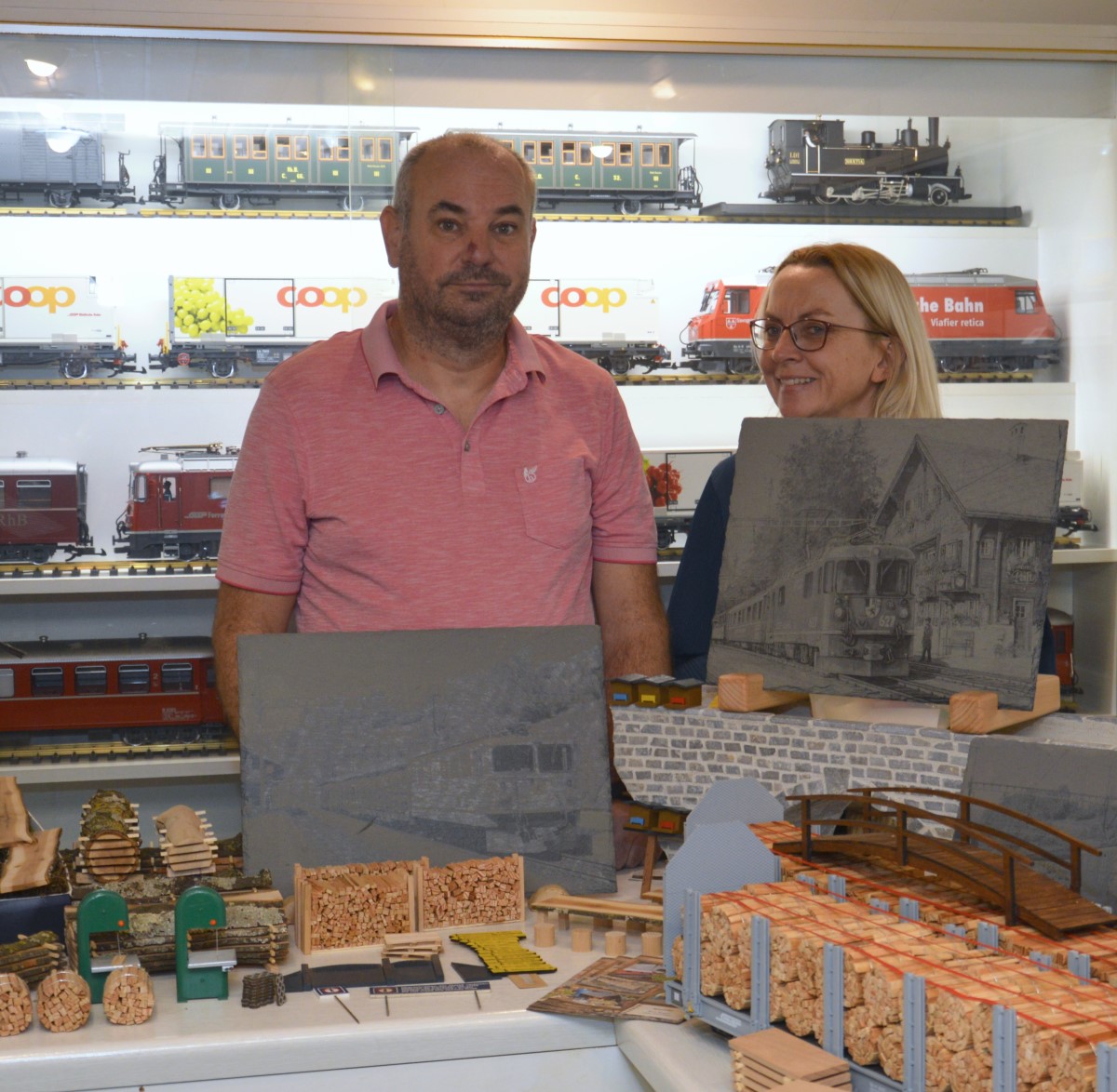 Handgemachtes aus Holz + Stein wurde von Boris Kaspers und seiner lieben Frau im Modellbahn-Atelier Renken in Essen ausgestellt. Viele Artikel aus Holz und Stein f�r die Gartenbahn werden hier angeboten. 