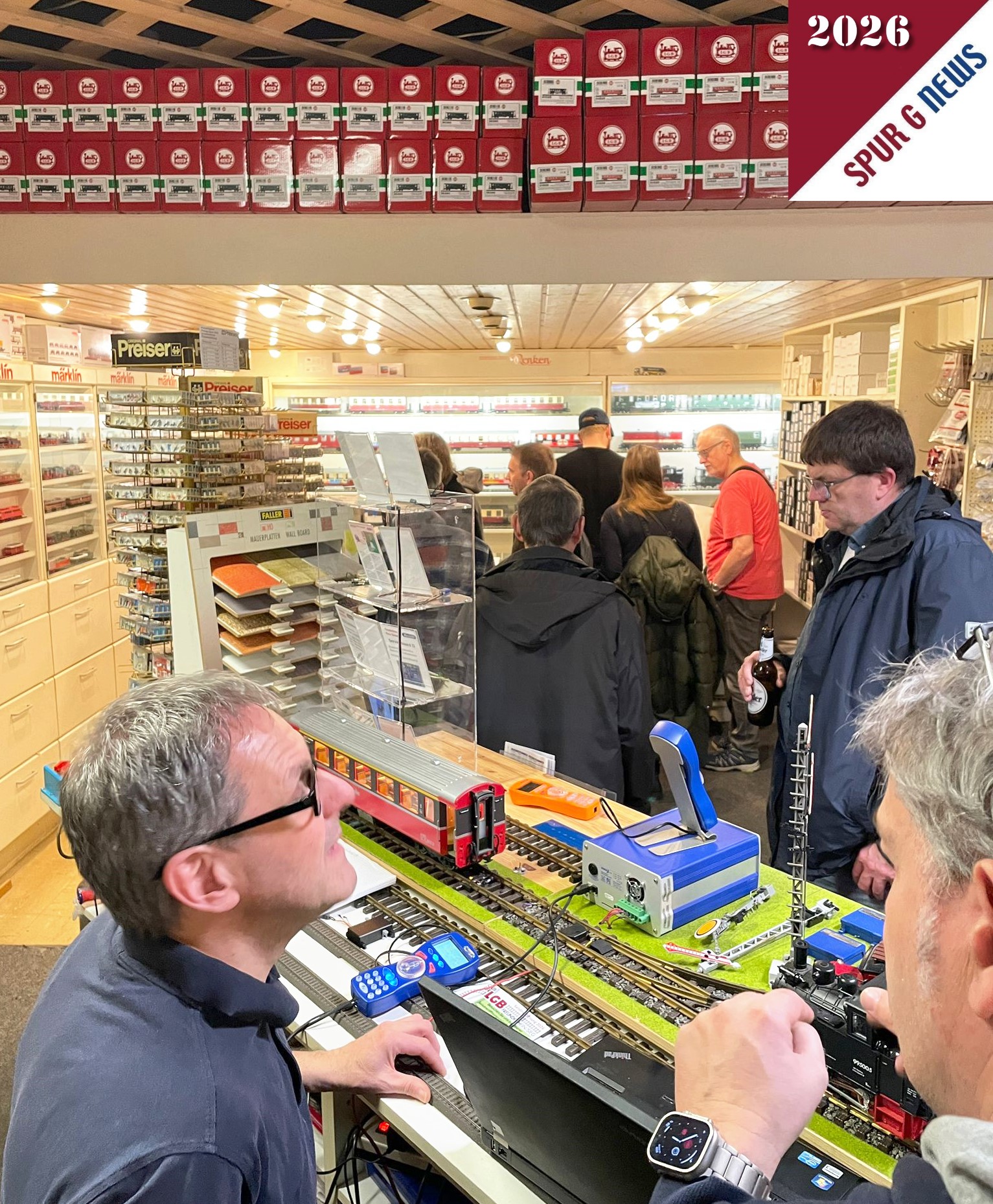 Norbert Rosch (links im Bild) und Frank N�ller (nicht im Bild) waren mit Ihrem aktiven Vorf�hrstand und den Neuheiten Vorschau ebenfalls im Modellbahn-Atelier Renken zu Gast. Hier konnten die Besucher sich �ber die im Februar 2026 erscheinenden Neuheiten von Massoth informieren. 