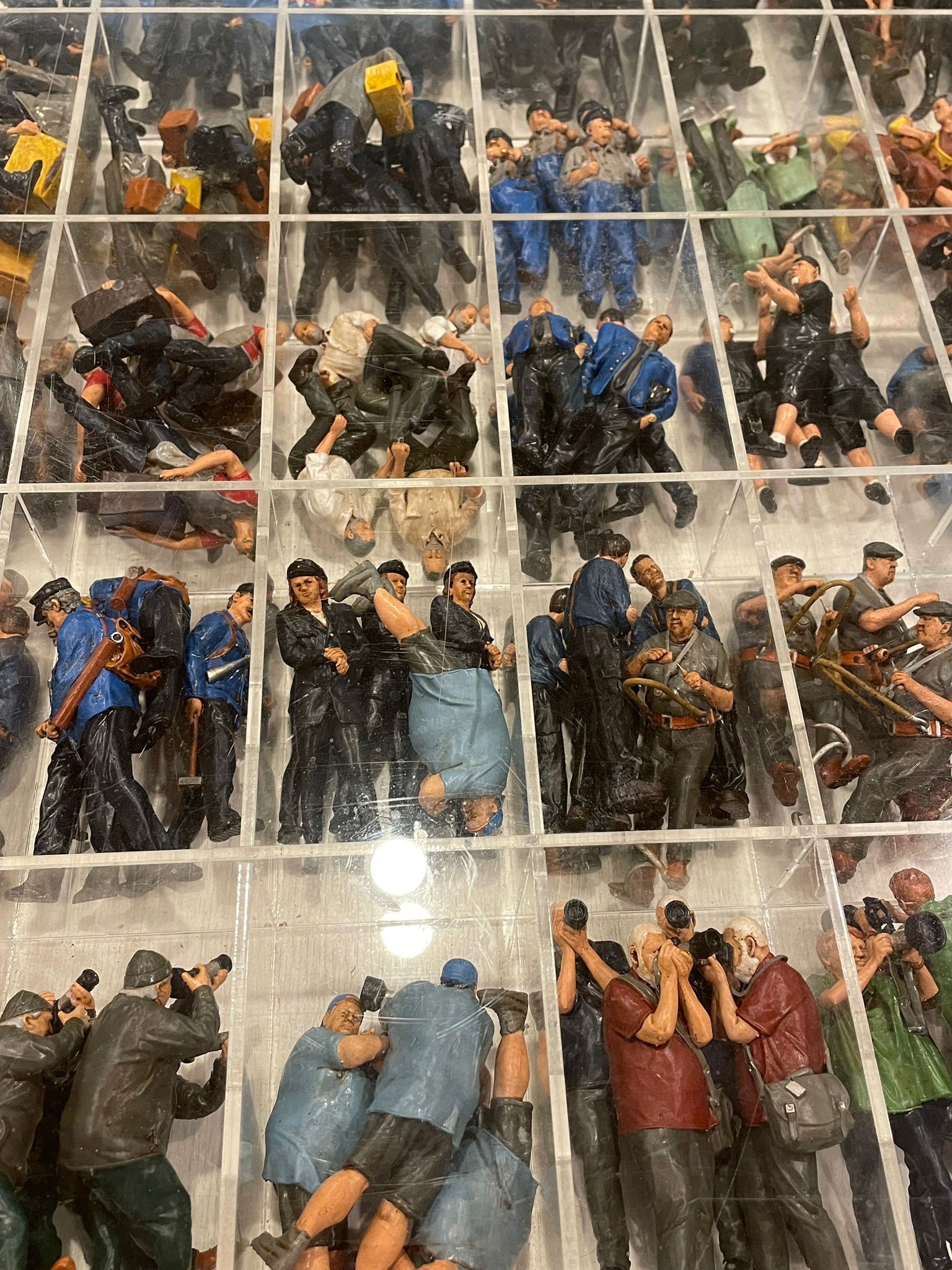 Thomas Hildebrand und seine liebe Frau haben auch den Volker Bauer - figurendesign Volker Bauer - mit vielen fertigen Figuren auf der Neuheitenvorstellung vertreten. Ob Lokf�hrer, Bahnpersonal, Nicole f�r die FAUR oder die vielen Fotografen, alles konnte gekauft und mitgenommen werden. 